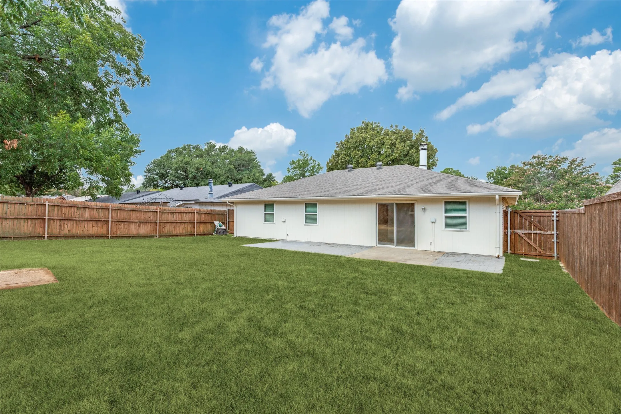 Single Family Residence For Rent in Denton County , 5420 Prince Drive, Lake Dallas, Texas 75065, 3 Bedroom, 2 Bathroom, 2 Garage spaces, 1,414 Sqft, built in 1976, mls#21371563, Real Estate Agent in Lake Dallas, Homes For Rent in Denton county, Homes For Rent in Lake Dallas, Realtor in Lake Dallas Texas, Real Estate Brokerage Independent Realty Texas, Luminita Cordes Realtor