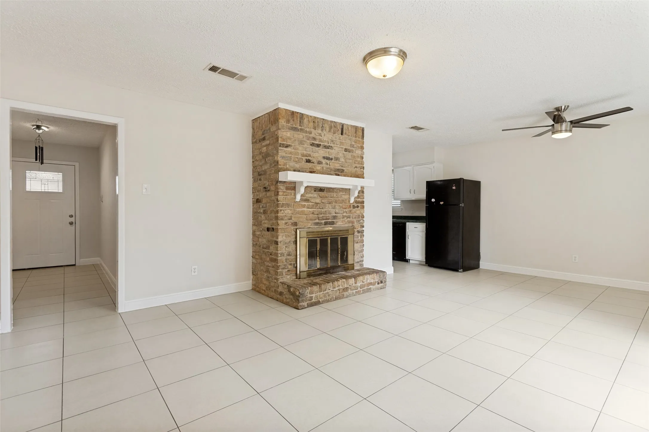 Single Family Residence For Rent in Denton County , 5420 Prince Drive, Lake Dallas, Texas 75065, 3 Bedroom, 2 Bathroom, 2 Garage spaces, 1,414 Sqft, built in 1976, mls#21371563, Real Estate Agent in Lake Dallas, Homes For Rent in Denton county, Homes For Rent in Lake Dallas, Realtor in Lake Dallas Texas, Real Estate Brokerage Independent Realty Texas, Luminita Cordes Realtor