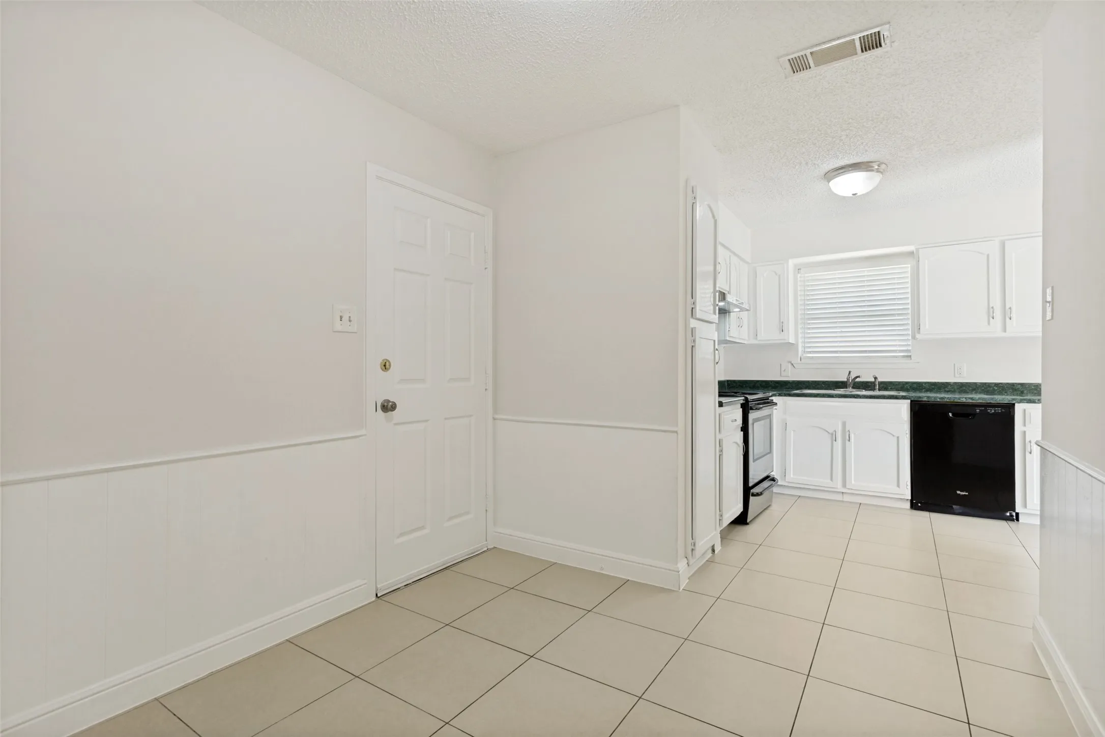 Single Family Residence For Rent in Denton County , 5420 Prince Drive, Lake Dallas, Texas 75065, 3 Bedroom, 2 Bathroom, 2 Garage spaces, 1,414 Sqft, built in 1976, mls#21371563, Real Estate Agent in Lake Dallas, Homes For Rent in Denton county, Homes For Rent in Lake Dallas, Realtor in Lake Dallas Texas, Real Estate Brokerage Independent Realty Texas, Luminita Cordes Realtor