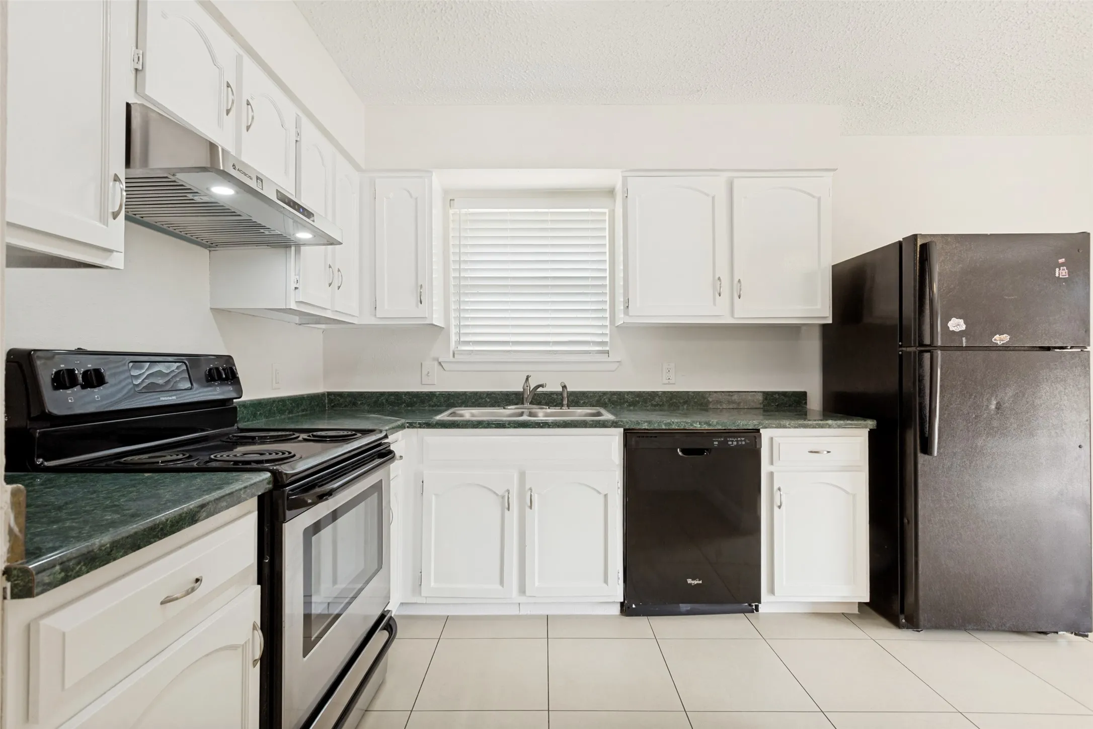Single Family Residence For Rent in Denton County , 5420 Prince Drive, Lake Dallas, Texas 75065, 3 Bedroom, 2 Bathroom, 2 Garage spaces, 1,414 Sqft, built in 1976, mls#21371563, Real Estate Agent in Lake Dallas, Homes For Rent in Denton county, Homes For Rent in Lake Dallas, Realtor in Lake Dallas Texas, Real Estate Brokerage Independent Realty Texas, Luminita Cordes Realtor