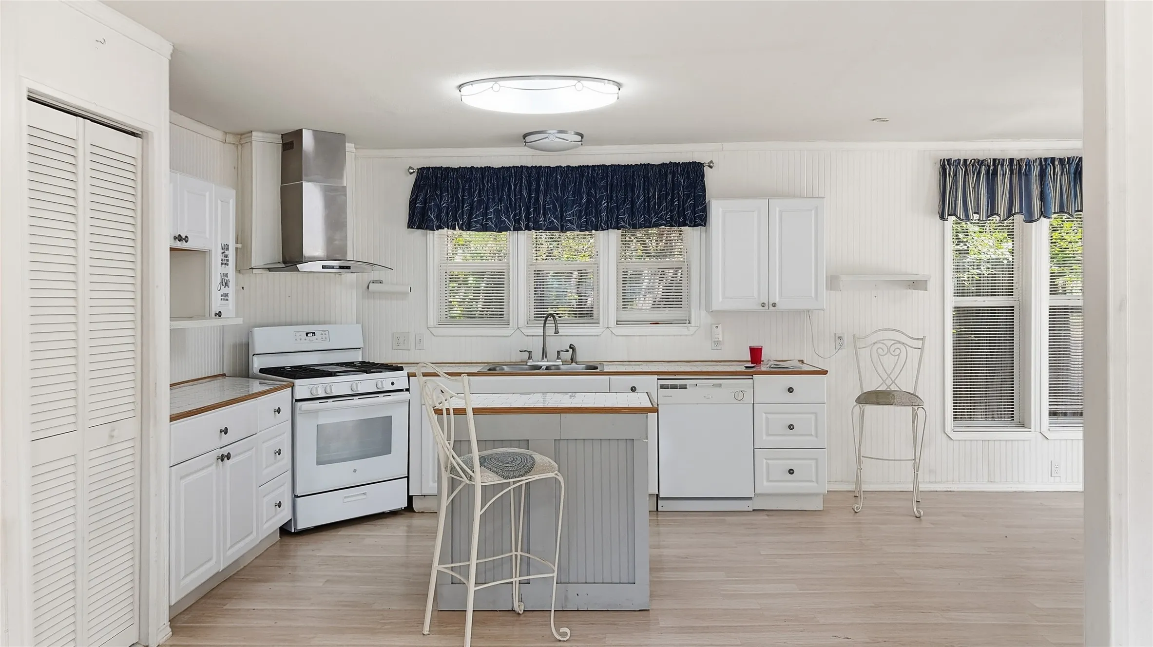 Single Family Residence For Sale in Cooke County , 45 Country Place Lane, Valley View, Texas 76272, 3 Bedroom, 2 Bathroom, Garage spaces, 1,376 Sqft, built in 2014, mls#21367791, Real Estate Agent in Valley View, Homes For Sale in Cooke county, Homes For Sale in Valley View, Realtor in Valley View Texas, Real Estate Brokerage Independent Realty Texas, Luminita Cordes Realtor