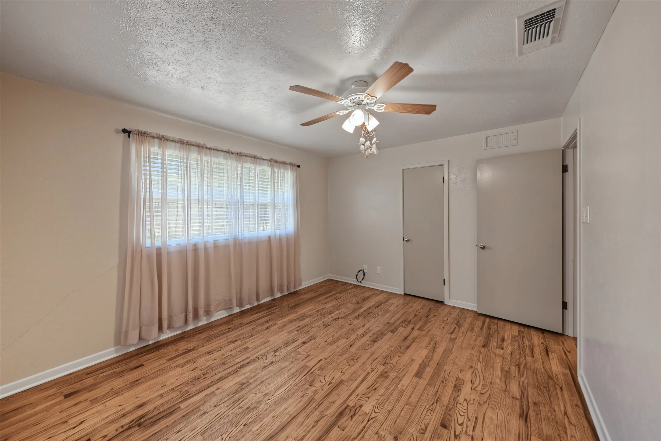 Single Family Residence For Sale in Tarrant County , 4120 Church Drive, Lake Worth, Texas 76135, 3 Bedroom, 2 Bathroom, 2 Garage spaces, 1,475 Sqft, built in 1957, mls#21370079, Real Estate Agent in Lake Worth, Homes For Sale in Tarrant county, Homes For Sale in Lake Worth, Realtor in Lake Worth Texas, Real Estate Brokerage Independent Realty Texas, Luminita Cordes Realtor