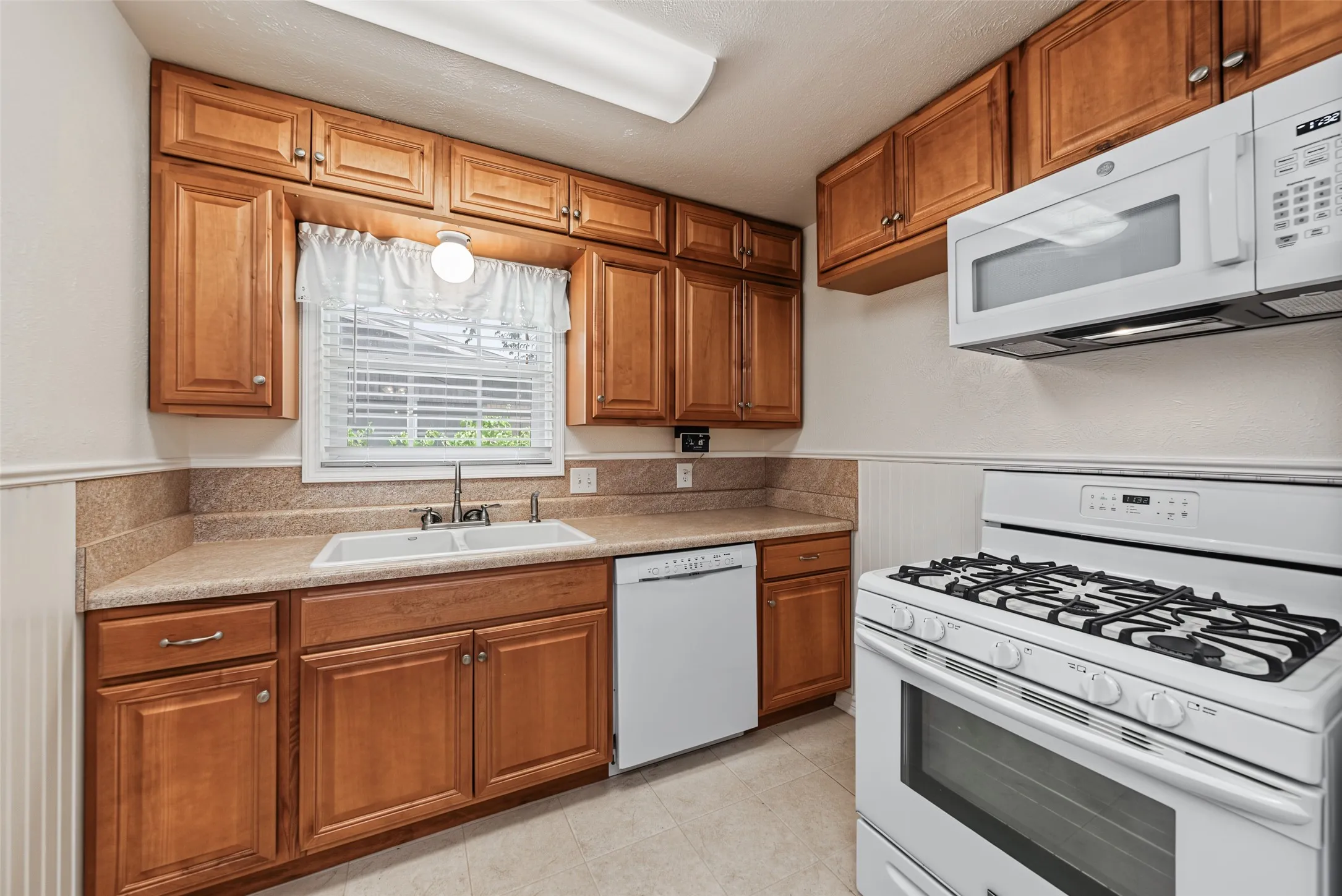 Single Family Residence For Sale in Tarrant County , 4120 Church Drive, Lake Worth, Texas 76135, 3 Bedroom, 2 Bathroom, 2 Garage spaces, 1,475 Sqft, built in 1957, mls#21370079, Real Estate Agent in Lake Worth, Homes For Sale in Tarrant county, Homes For Sale in Lake Worth, Realtor in Lake Worth Texas, Real Estate Brokerage Independent Realty Texas, Luminita Cordes Realtor