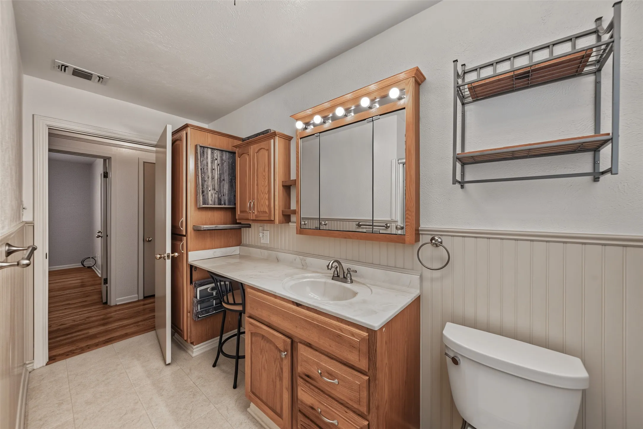 Single Family Residence For Sale in Tarrant County , 4120 Church Drive, Lake Worth, Texas 76135, 3 Bedroom, 2 Bathroom, 2 Garage spaces, 1,475 Sqft, built in 1957, mls#21370079, Real Estate Agent in Lake Worth, Homes For Sale in Tarrant county, Homes For Sale in Lake Worth, Realtor in Lake Worth Texas, Real Estate Brokerage Independent Realty Texas, Luminita Cordes Realtor