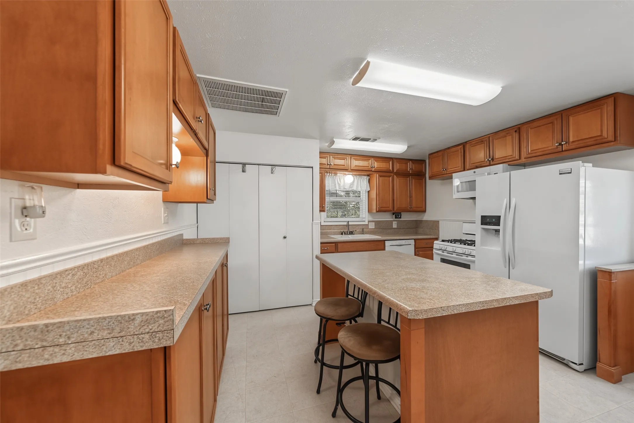 Single Family Residence For Sale in Tarrant County , 4120 Church Drive, Lake Worth, Texas 76135, 3 Bedroom, 2 Bathroom, 2 Garage spaces, 1,475 Sqft, built in 1957, mls#21370079, Real Estate Agent in Lake Worth, Homes For Sale in Tarrant county, Homes For Sale in Lake Worth, Realtor in Lake Worth Texas, Real Estate Brokerage Independent Realty Texas, Luminita Cordes Realtor