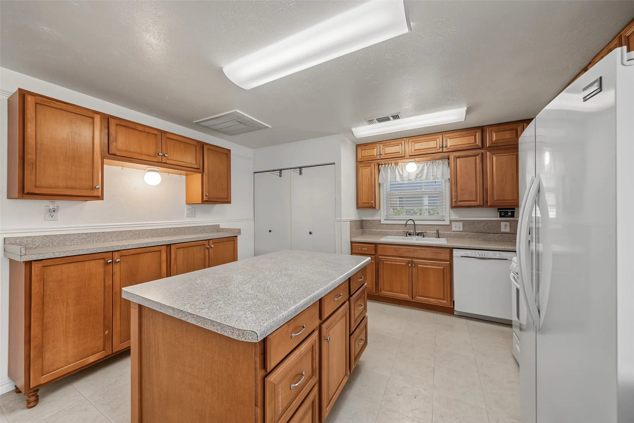 Single Family Residence For Sale in Tarrant County , 4120 Church Drive, Lake Worth, Texas 76135, 3 Bedroom, 2 Bathroom, 2 Garage spaces, 1,475 Sqft, built in 1957, mls#21370079, Real Estate Agent in Lake Worth, Homes For Sale in Tarrant county, Homes For Sale in Lake Worth, Realtor in Lake Worth Texas, Real Estate Brokerage Independent Realty Texas, Luminita Cordes Realtor