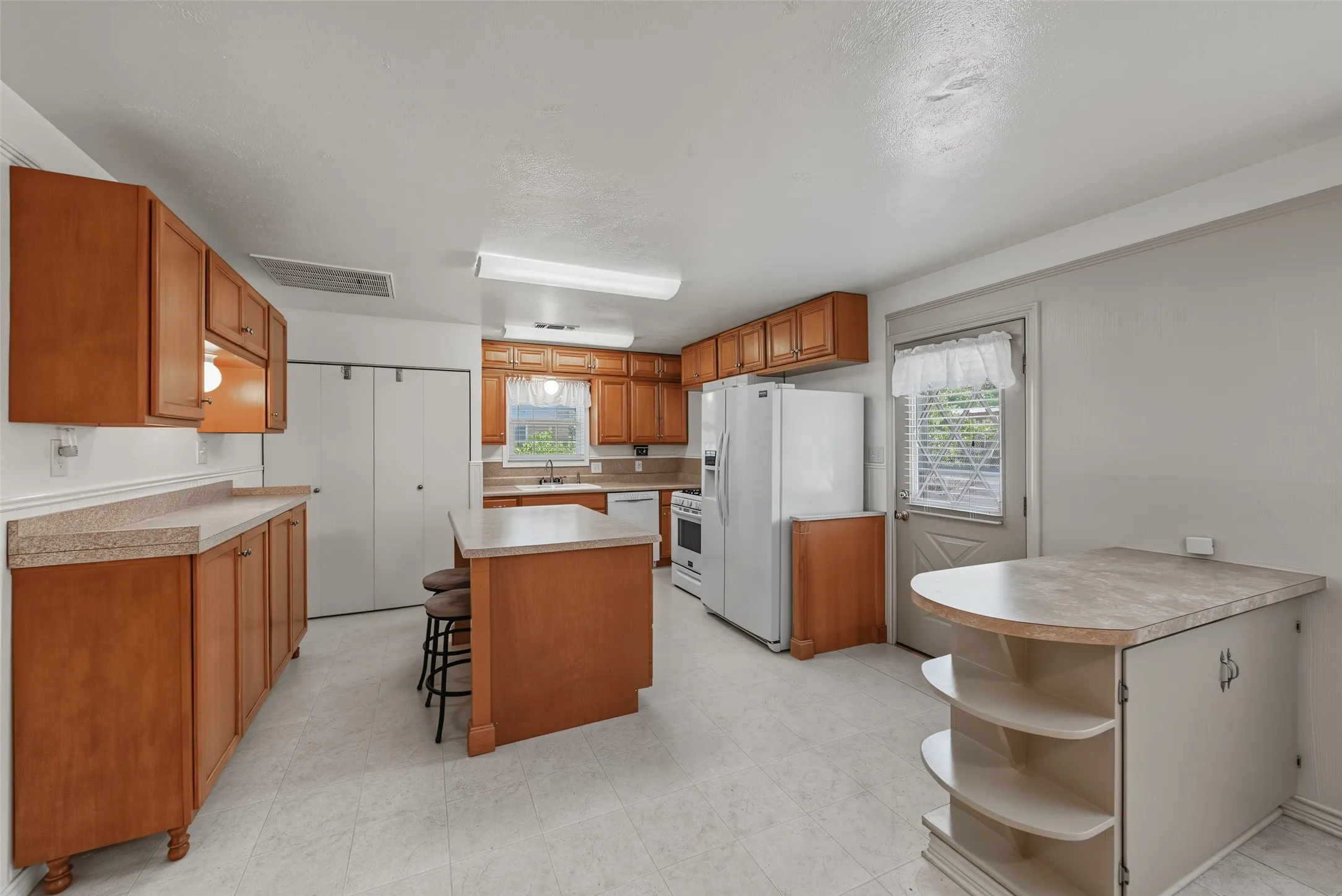 Single Family Residence For Sale in Tarrant County , 4120 Church Drive, Lake Worth, Texas 76135, 3 Bedroom, 2 Bathroom, 2 Garage spaces, 1,475 Sqft, built in 1957, mls#21370079, Real Estate Agent in Lake Worth, Homes For Sale in Tarrant county, Homes For Sale in Lake Worth, Realtor in Lake Worth Texas, Real Estate Brokerage Independent Realty Texas, Luminita Cordes Realtor