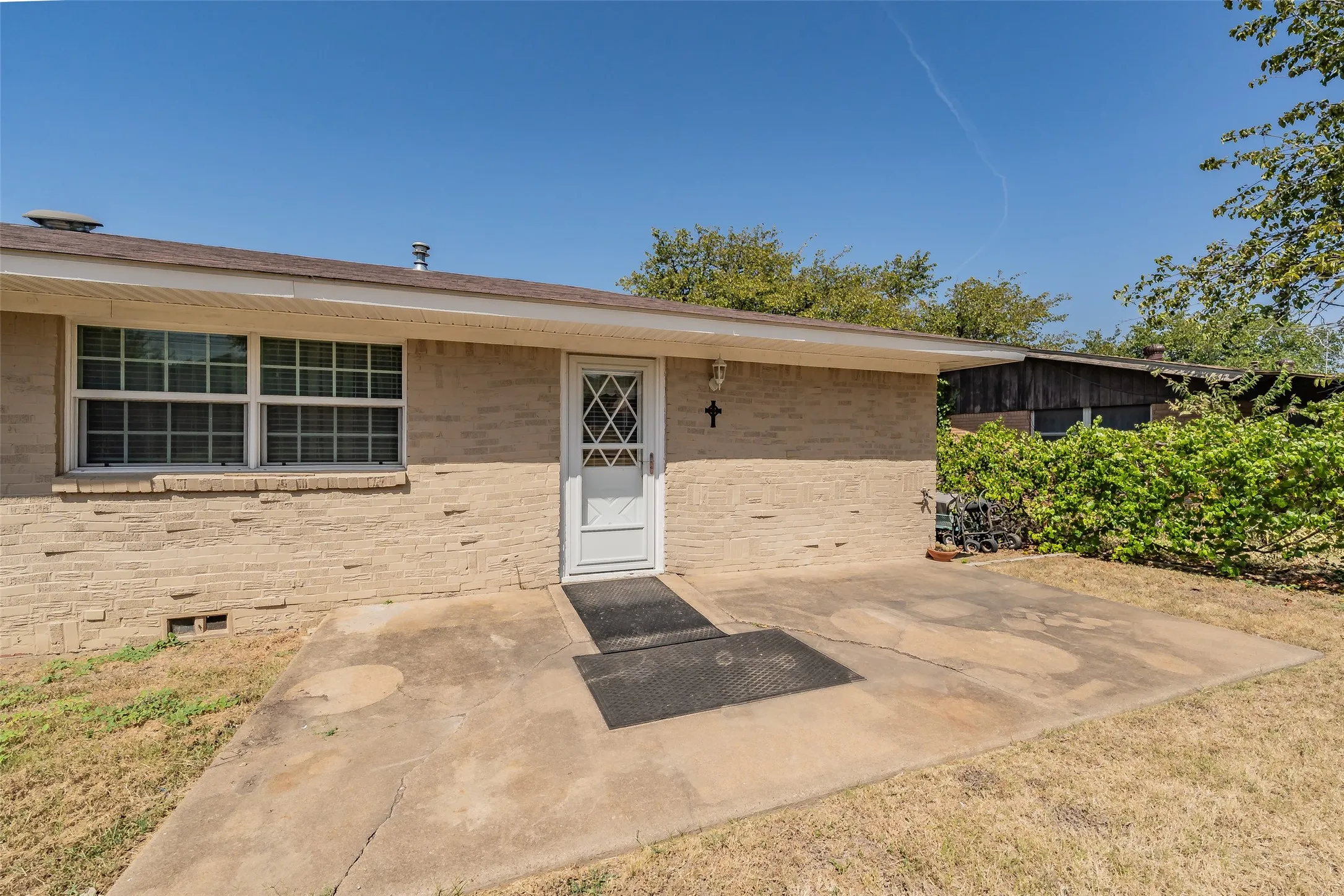 Single Family Residence For Sale in Tarrant County , 4120 Church Drive, Lake Worth, Texas 76135, 3 Bedroom, 2 Bathroom, 2 Garage spaces, 1,475 Sqft, built in 1957, mls#21370079, Real Estate Agent in Lake Worth, Homes For Sale in Tarrant county, Homes For Sale in Lake Worth, Realtor in Lake Worth Texas, Real Estate Brokerage Independent Realty Texas, Luminita Cordes Realtor