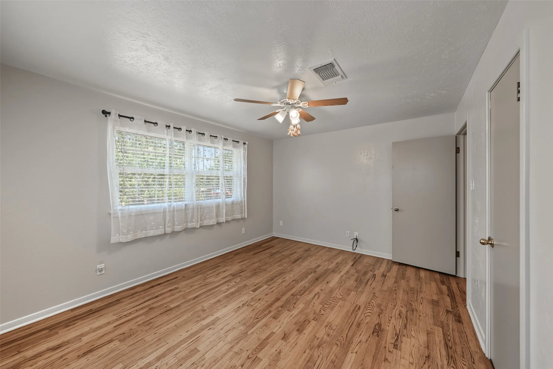 Single Family Residence For Sale in Tarrant County , 4120 Church Drive, Lake Worth, Texas 76135, 3 Bedroom, 2 Bathroom, 2 Garage spaces, 1,475 Sqft, built in 1957, mls#21370079, Real Estate Agent in Lake Worth, Homes For Sale in Tarrant county, Homes For Sale in Lake Worth, Realtor in Lake Worth Texas, Real Estate Brokerage Independent Realty Texas, Luminita Cordes Realtor