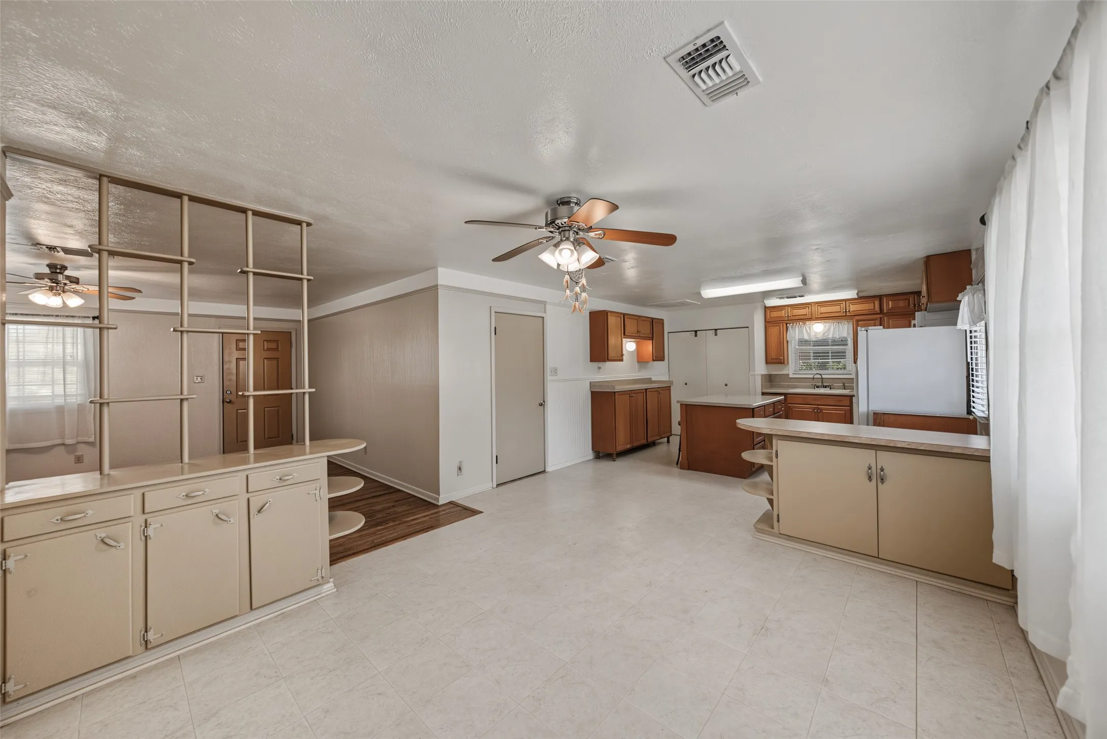 Single Family Residence For Sale in Tarrant County , 4120 Church Drive, Lake Worth, Texas 76135, 3 Bedroom, 2 Bathroom, 2 Garage spaces, 1,475 Sqft, built in 1957, mls#21370079, Real Estate Agent in Lake Worth, Homes For Sale in Tarrant county, Homes For Sale in Lake Worth, Realtor in Lake Worth Texas, Real Estate Brokerage Independent Realty Texas, Luminita Cordes Realtor