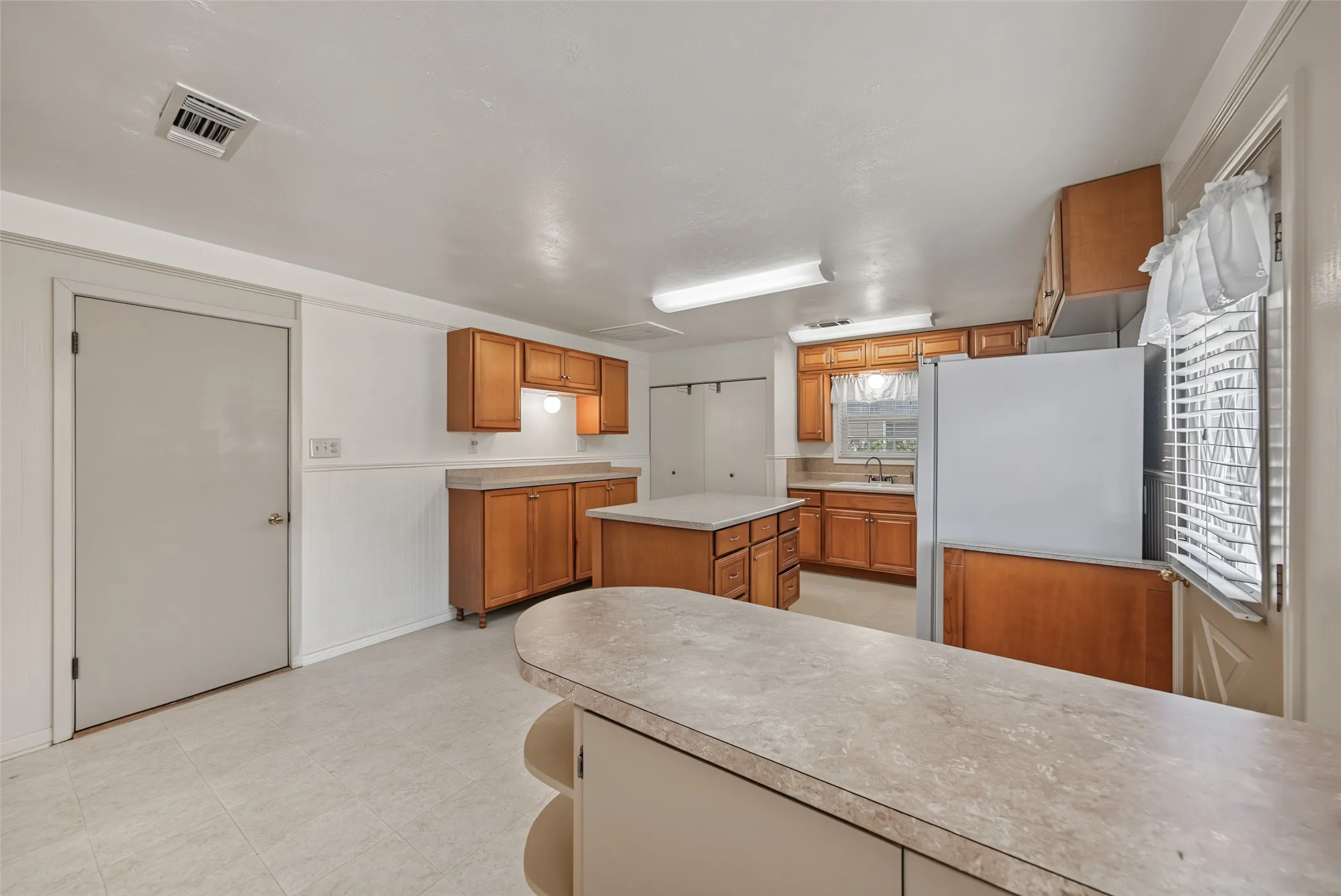 Single Family Residence For Sale in Tarrant County , 4120 Church Drive, Lake Worth, Texas 76135, 3 Bedroom, 2 Bathroom, 2 Garage spaces, 1,475 Sqft, built in 1957, mls#21370079, Real Estate Agent in Lake Worth, Homes For Sale in Tarrant county, Homes For Sale in Lake Worth, Realtor in Lake Worth Texas, Real Estate Brokerage Independent Realty Texas, Luminita Cordes Realtor