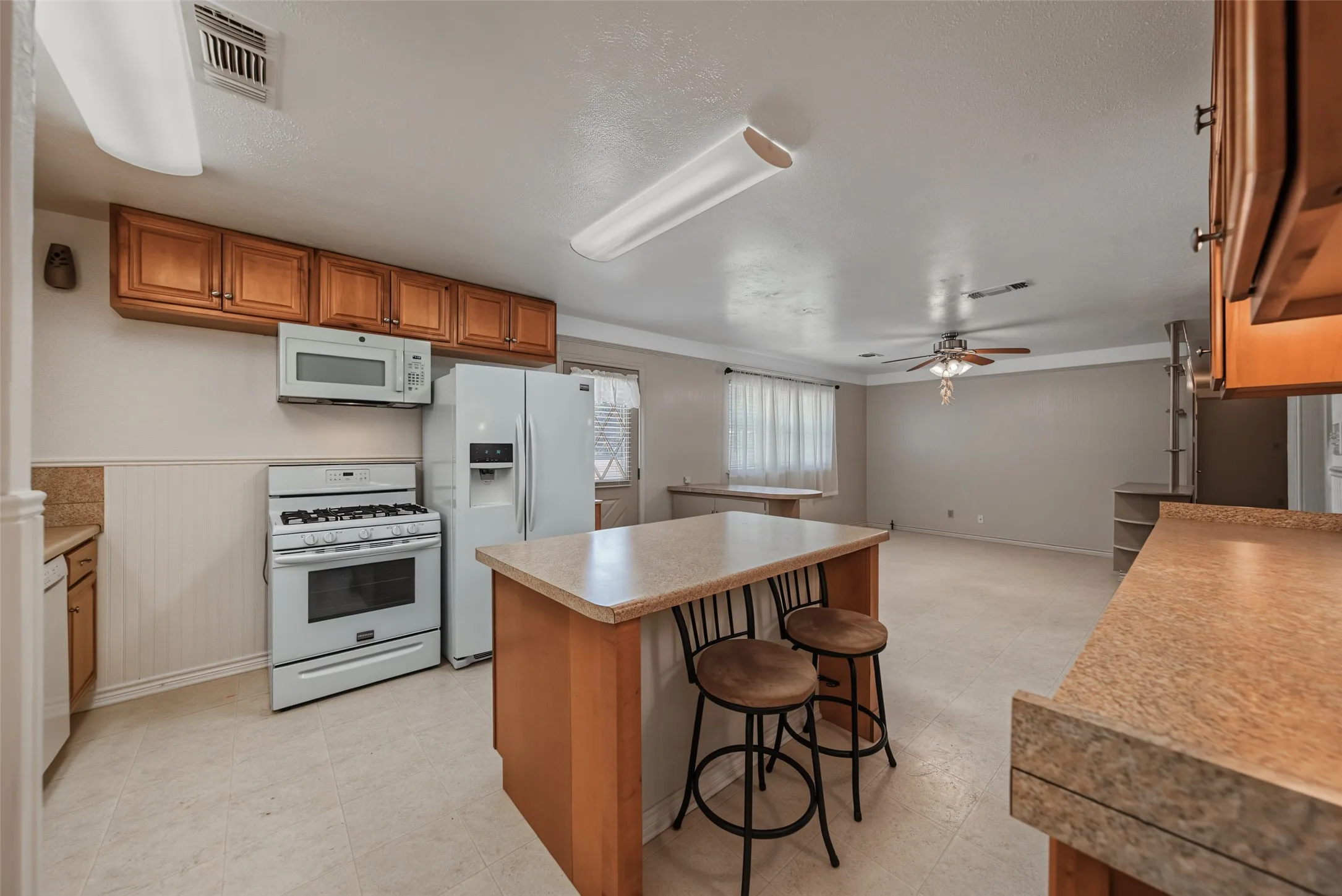 Single Family Residence For Sale in Tarrant County , 4120 Church Drive, Lake Worth, Texas 76135, 3 Bedroom, 2 Bathroom, 2 Garage spaces, 1,475 Sqft, built in 1957, mls#21370079, Real Estate Agent in Lake Worth, Homes For Sale in Tarrant county, Homes For Sale in Lake Worth, Realtor in Lake Worth Texas, Real Estate Brokerage Independent Realty Texas, Luminita Cordes Realtor