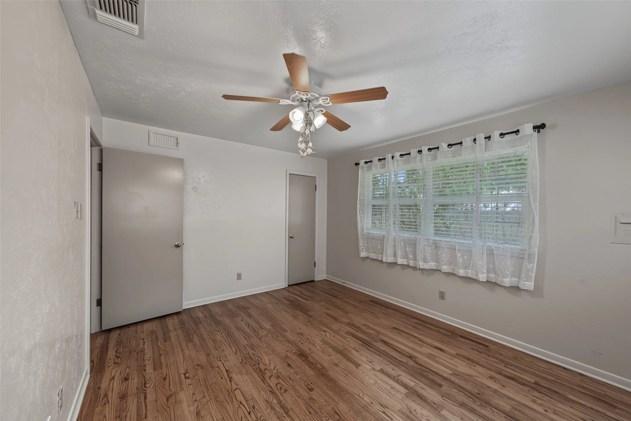 Single Family Residence For Sale in Tarrant County , 4120 Church Drive, Lake Worth, Texas 76135, 3 Bedroom, 2 Bathroom, 2 Garage spaces, 1,475 Sqft, built in 1957, mls#21370079, Real Estate Agent in Lake Worth, Homes For Sale in Tarrant county, Homes For Sale in Lake Worth, Realtor in Lake Worth Texas, Real Estate Brokerage Independent Realty Texas, Luminita Cordes Realtor