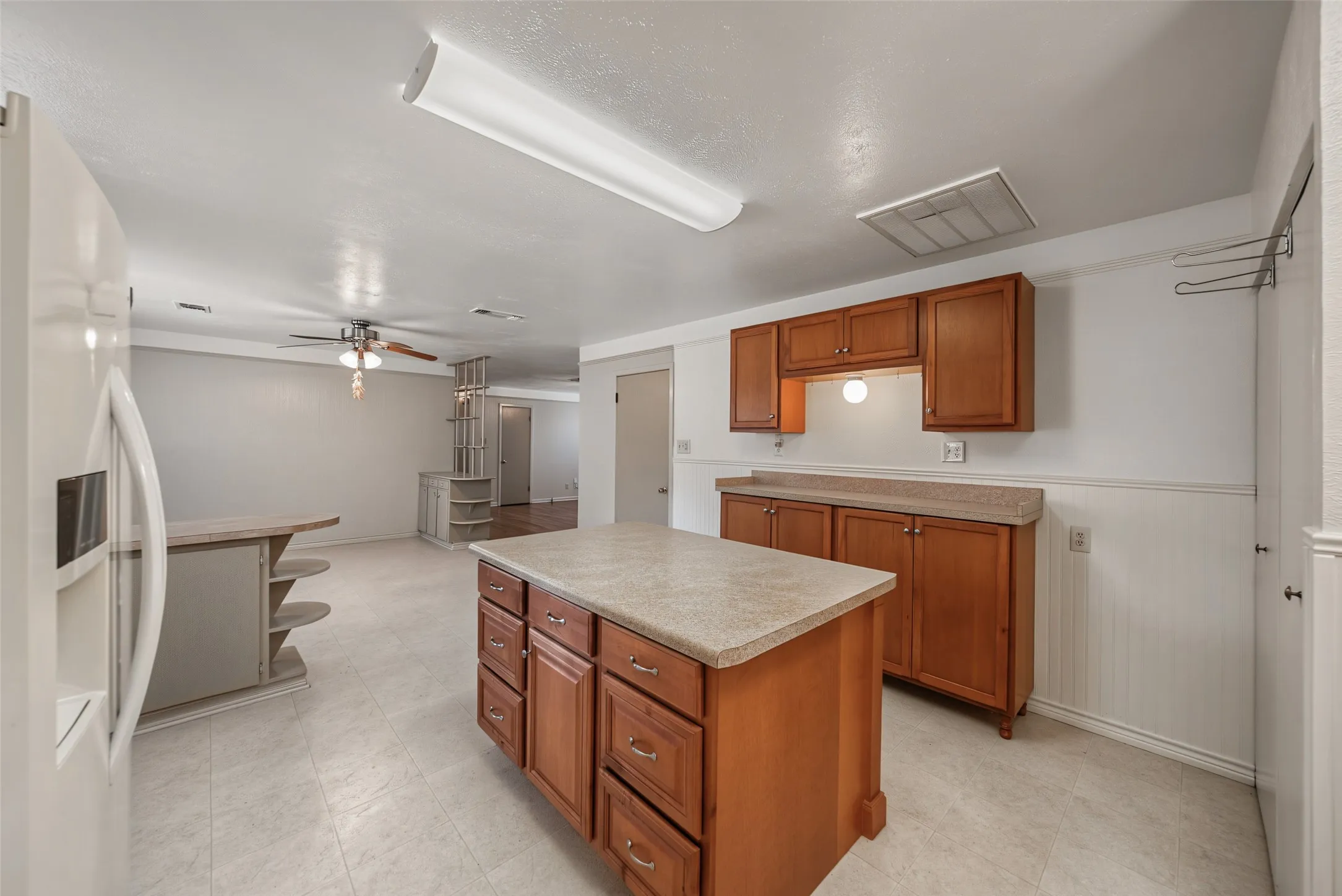 Single Family Residence For Sale in Tarrant County , 4120 Church Drive, Lake Worth, Texas 76135, 3 Bedroom, 2 Bathroom, 2 Garage spaces, 1,475 Sqft, built in 1957, mls#21370079, Real Estate Agent in Lake Worth, Homes For Sale in Tarrant county, Homes For Sale in Lake Worth, Realtor in Lake Worth Texas, Real Estate Brokerage Independent Realty Texas, Luminita Cordes Realtor