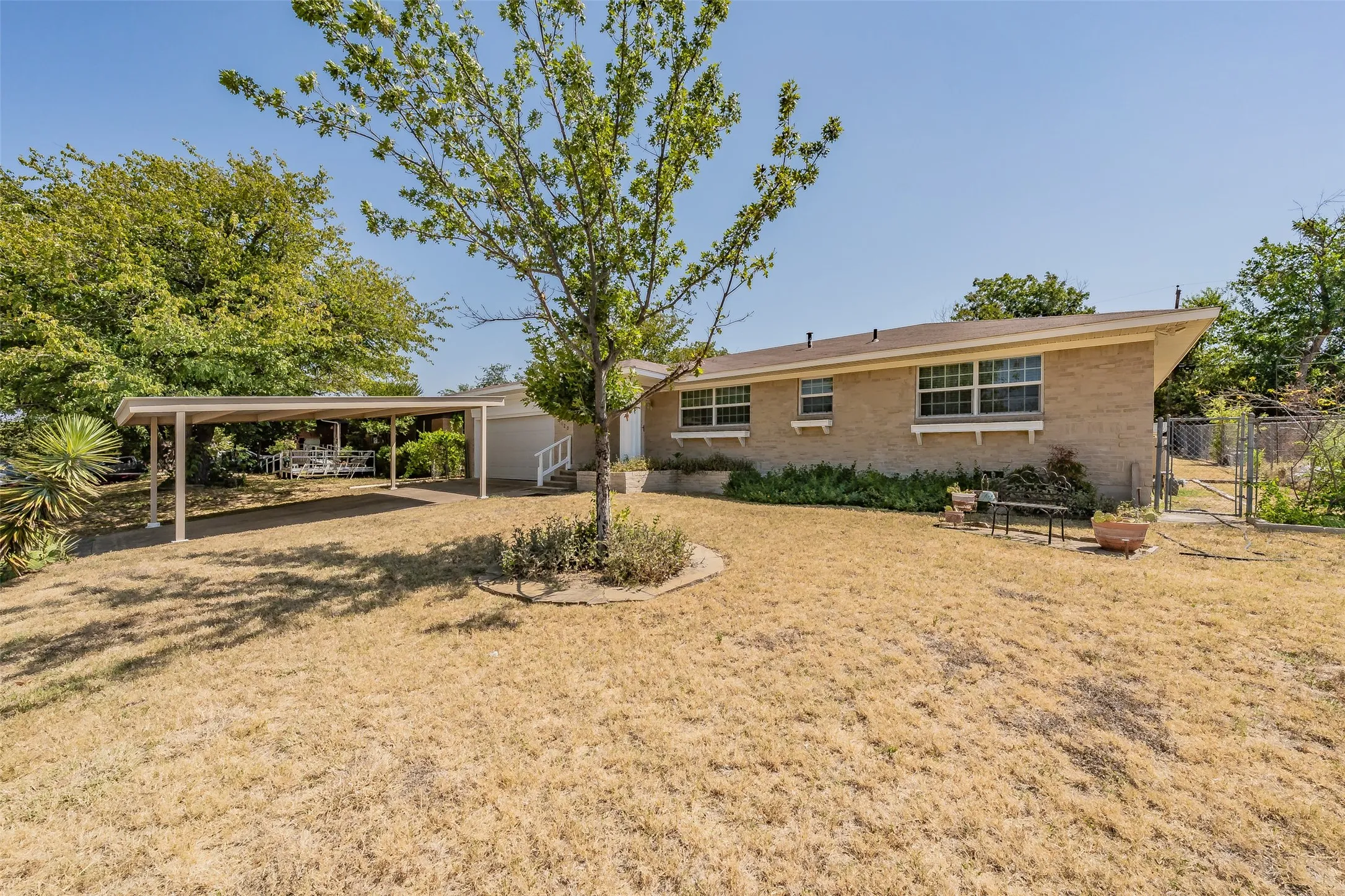Single Family Residence For Sale in Tarrant County , 4120 Church Drive, Lake Worth, Texas 76135, 3 Bedroom, 2 Bathroom, 2 Garage spaces, 1,475 Sqft, built in 1957, mls#21370079, Real Estate Agent in Lake Worth, Homes For Sale in Tarrant county, Homes For Sale in Lake Worth, Realtor in Lake Worth Texas, Real Estate Brokerage Independent Realty Texas, Luminita Cordes Realtor