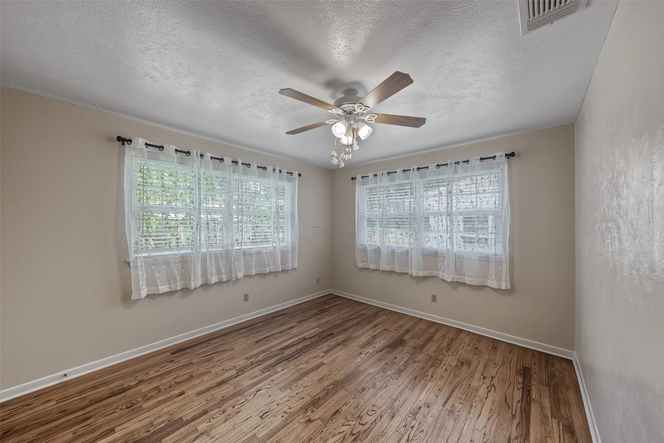 Single Family Residence For Sale in Tarrant County , 4120 Church Drive, Lake Worth, Texas 76135, 3 Bedroom, 2 Bathroom, 2 Garage spaces, 1,475 Sqft, built in 1957, mls#21370079, Real Estate Agent in Lake Worth, Homes For Sale in Tarrant county, Homes For Sale in Lake Worth, Realtor in Lake Worth Texas, Real Estate Brokerage Independent Realty Texas, Luminita Cordes Realtor