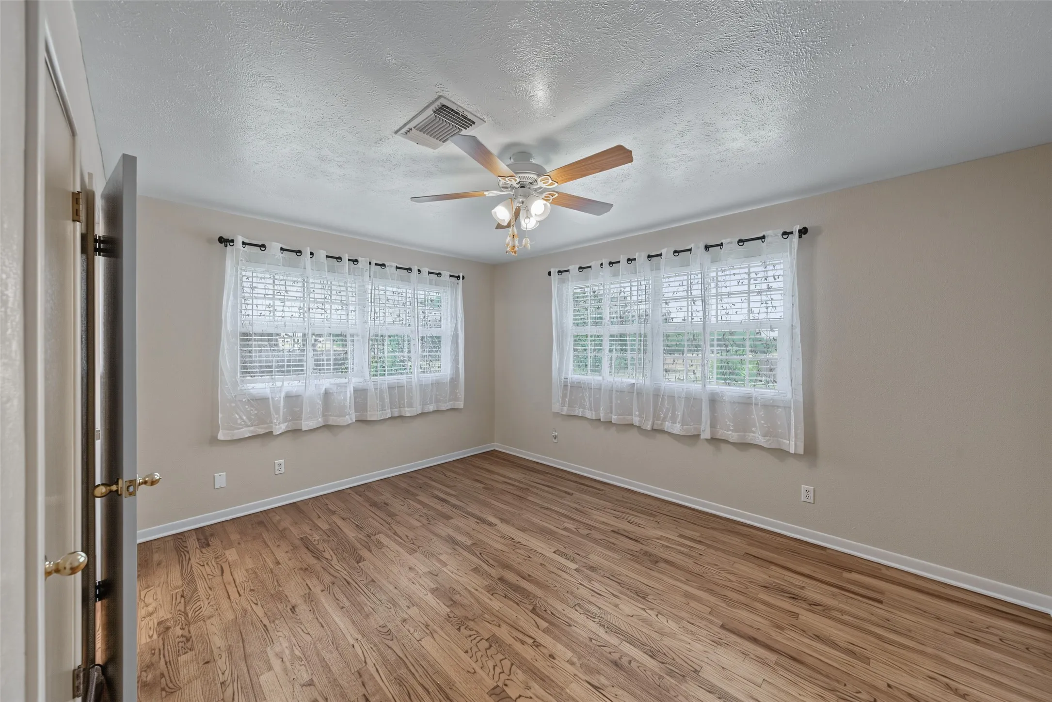 Single Family Residence For Sale in Tarrant County , 4120 Church Drive, Lake Worth, Texas 76135, 3 Bedroom, 2 Bathroom, 2 Garage spaces, 1,475 Sqft, built in 1957, mls#21370079, Real Estate Agent in Lake Worth, Homes For Sale in Tarrant county, Homes For Sale in Lake Worth, Realtor in Lake Worth Texas, Real Estate Brokerage Independent Realty Texas, Luminita Cordes Realtor