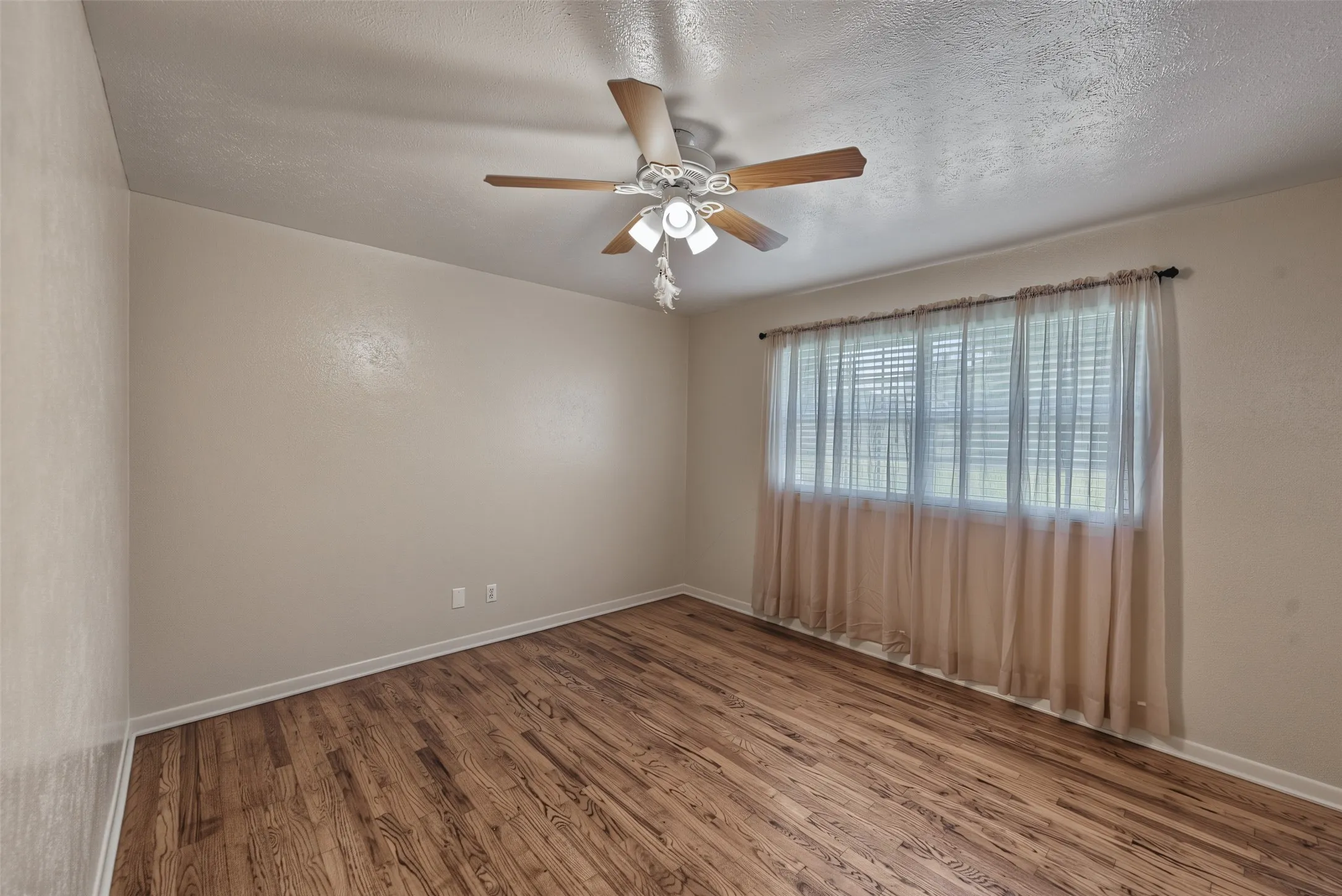 Single Family Residence For Sale in Tarrant County , 4120 Church Drive, Lake Worth, Texas 76135, 3 Bedroom, 2 Bathroom, 2 Garage spaces, 1,475 Sqft, built in 1957, mls#21370079, Real Estate Agent in Lake Worth, Homes For Sale in Tarrant county, Homes For Sale in Lake Worth, Realtor in Lake Worth Texas, Real Estate Brokerage Independent Realty Texas, Luminita Cordes Realtor