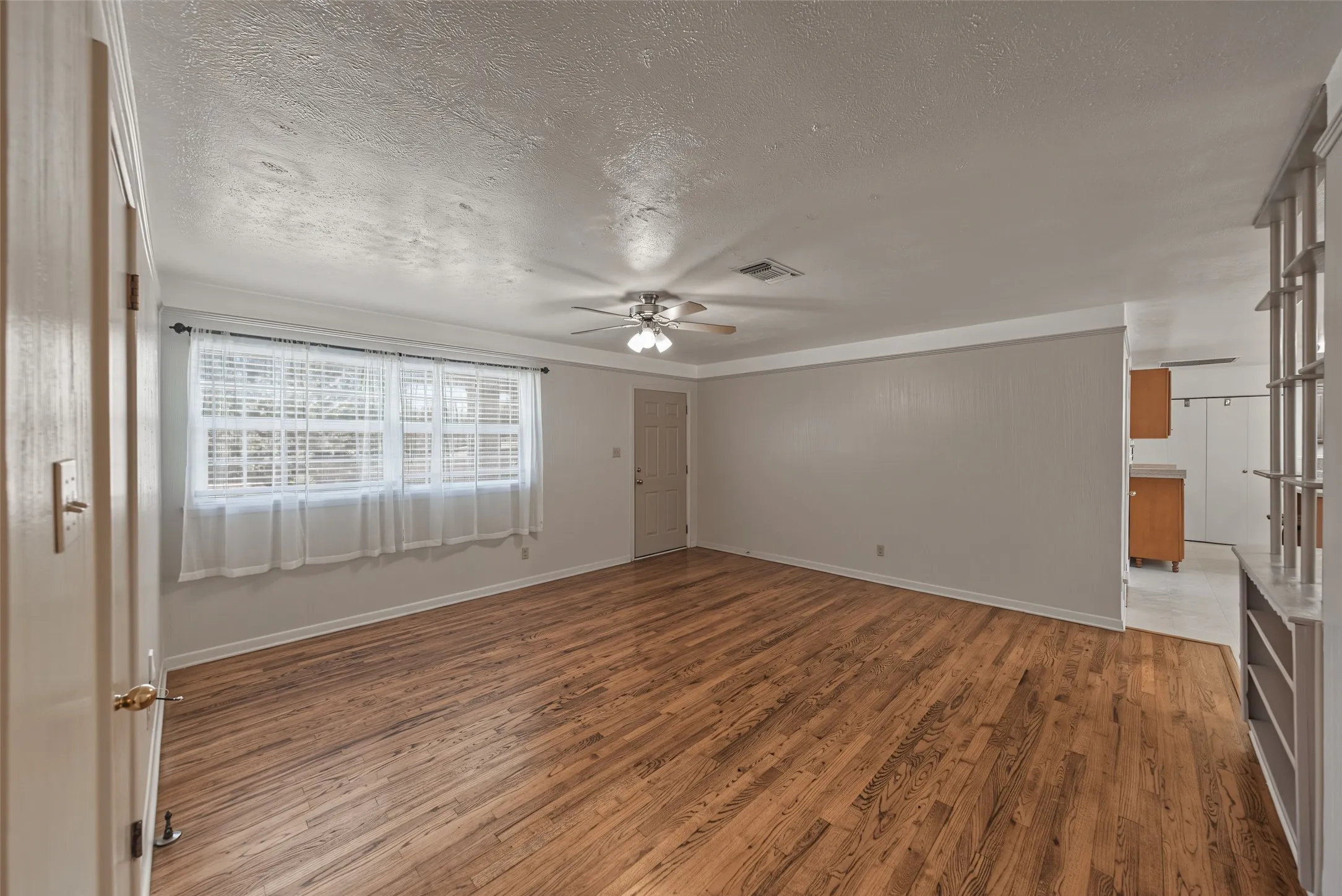 Single Family Residence For Sale in Tarrant County , 4120 Church Drive, Lake Worth, Texas 76135, 3 Bedroom, 2 Bathroom, 2 Garage spaces, 1,475 Sqft, built in 1957, mls#21370079, Real Estate Agent in Lake Worth, Homes For Sale in Tarrant county, Homes For Sale in Lake Worth, Realtor in Lake Worth Texas, Real Estate Brokerage Independent Realty Texas, Luminita Cordes Realtor