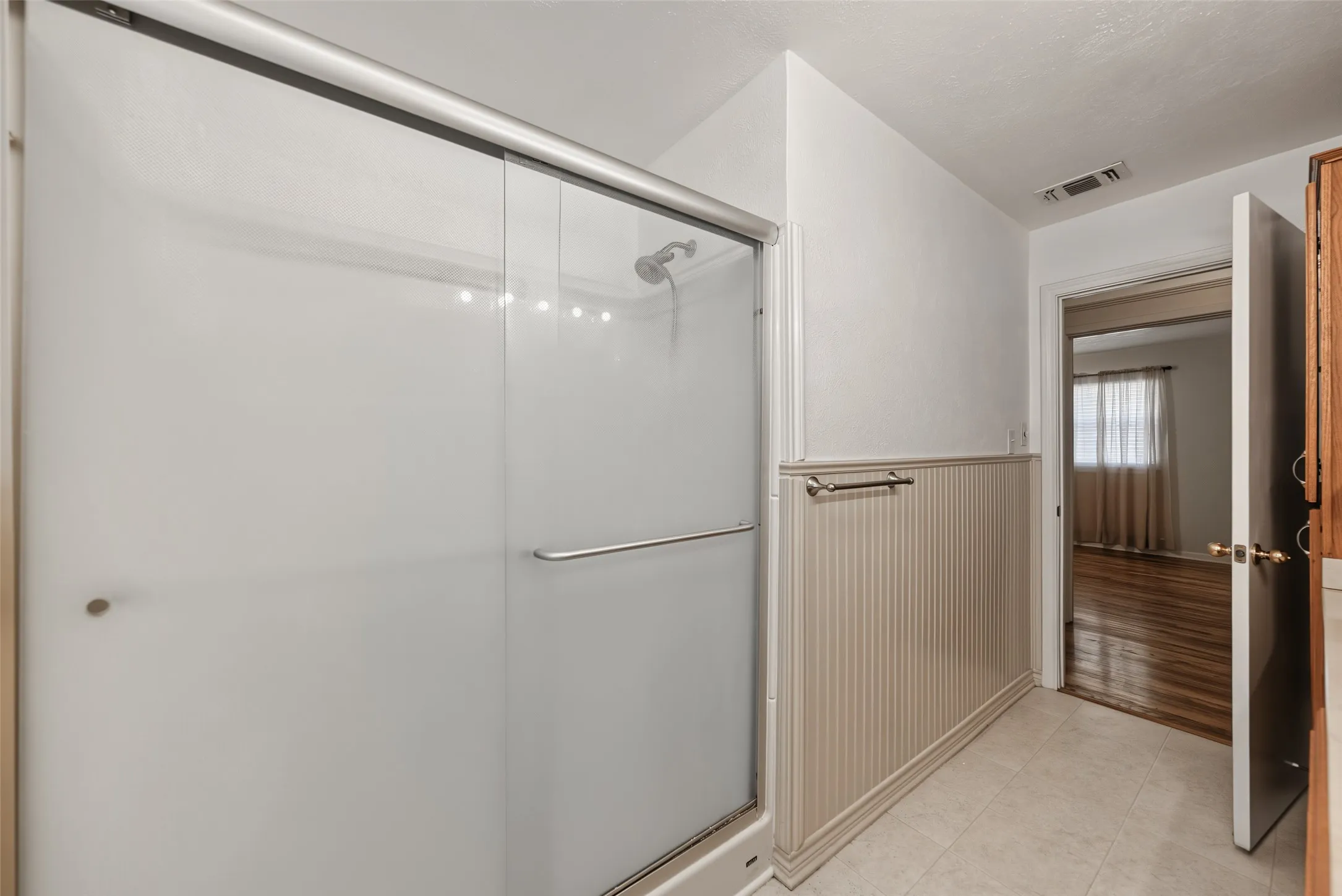 Single Family Residence For Sale in Tarrant County , 4120 Church Drive, Lake Worth, Texas 76135, 3 Bedroom, 2 Bathroom, 2 Garage spaces, 1,475 Sqft, built in 1957, mls#21370079, Real Estate Agent in Lake Worth, Homes For Sale in Tarrant county, Homes For Sale in Lake Worth, Realtor in Lake Worth Texas, Real Estate Brokerage Independent Realty Texas, Luminita Cordes Realtor