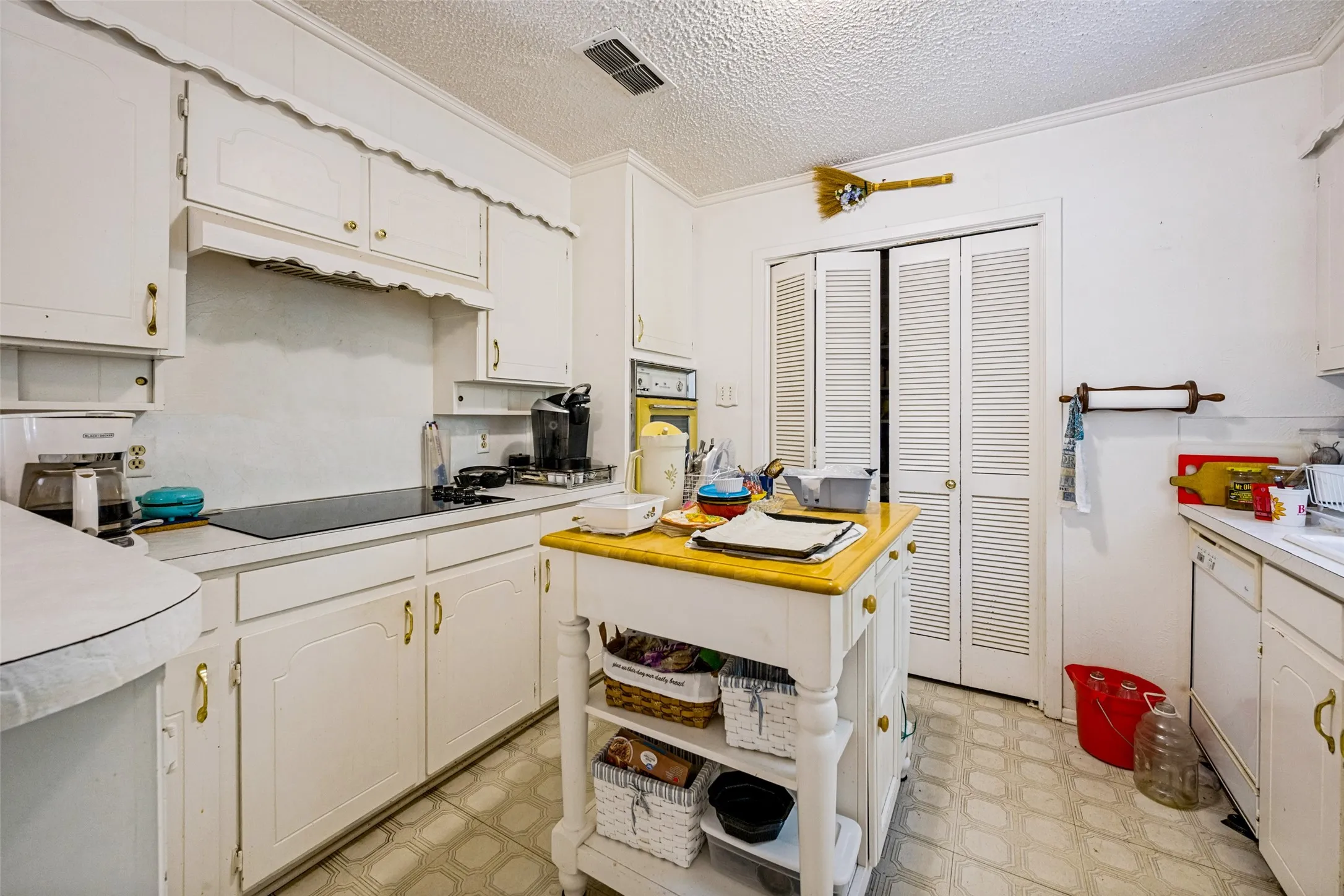 Single Family Residence For Sale in Tarrant County , 3014 Idlecreek Drive, Dalworthington Gardens, Texas 76016, 3 Bedroom, 2 Bathroom, 2 Garage spaces, 2,100 Sqft, built in 1962, mls#21369834, Real Estate Agent in Dalworthington Gardens, Homes For Sale in Tarrant county, Homes For Sale in Dalworthington Gardens, Realtor in Dalworthington Gardens Texas, Real Estate Brokerage Independent Realty Texas, Luminita Cordes Realtor