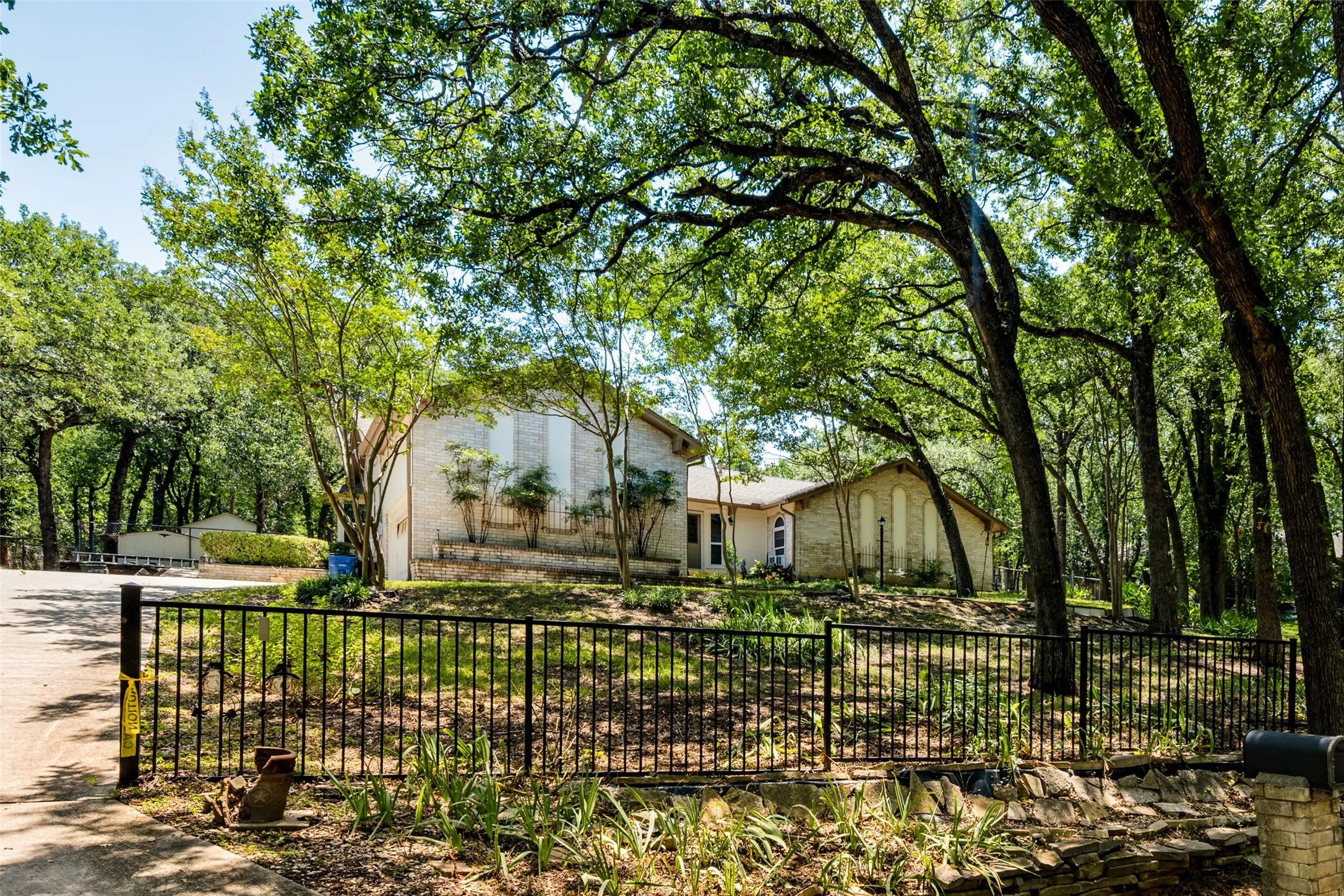Single Family Residence For Sale in Tarrant County , 3014 Idlecreek Drive, Dalworthington Gardens, Texas 76016, 3 Bedroom, 2 Bathroom, 2 Garage spaces, 2,100 Sqft, built in 1962, mls#21369834, Real Estate Agent in Dalworthington Gardens, Homes For Sale in Tarrant county, Homes For Sale in Dalworthington Gardens, Realtor in Dalworthington Gardens Texas, Real Estate Brokerage Independent Realty Texas, Luminita Cordes Realtor
