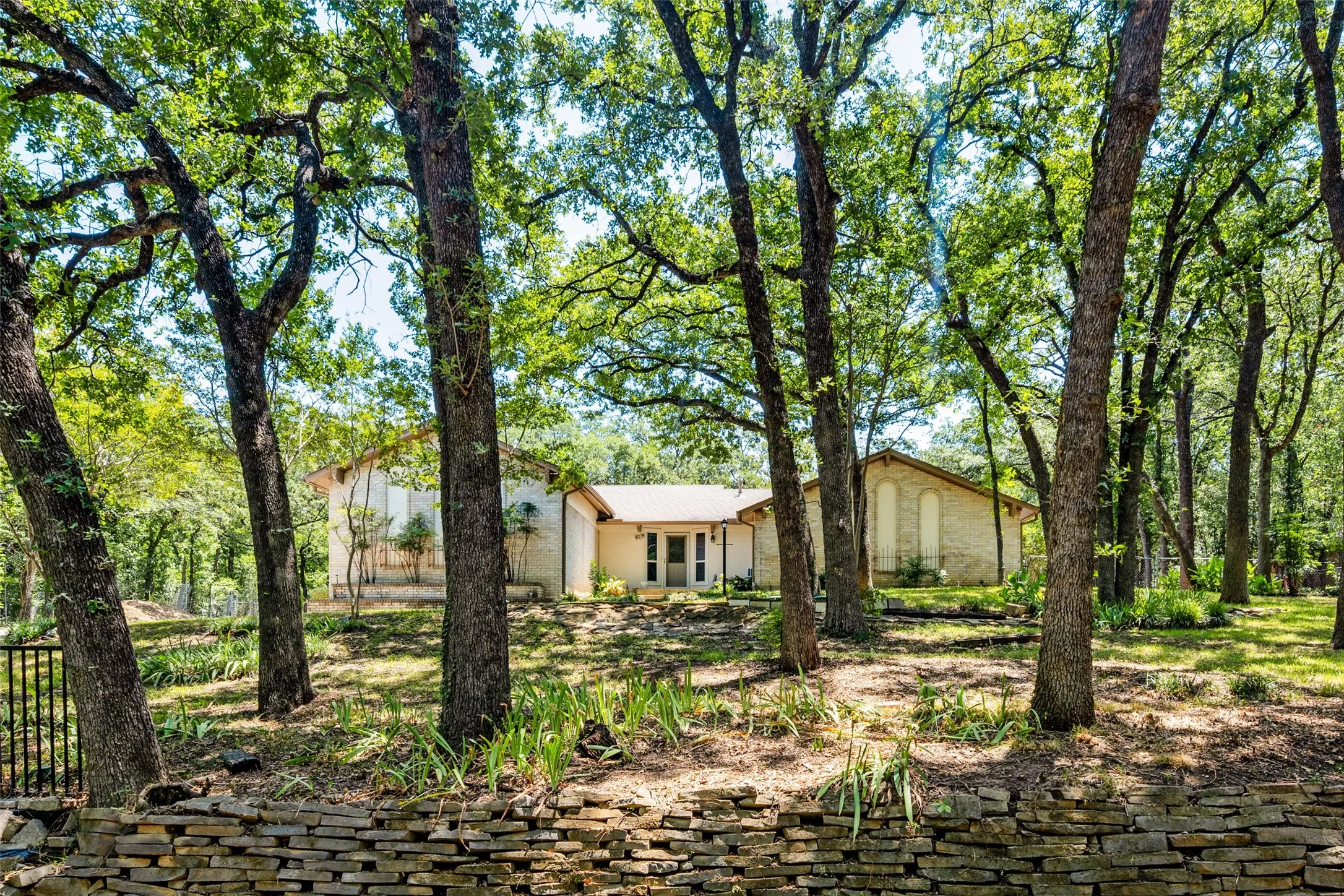 Single Family Residence For Sale in Tarrant County , 3014 Idlecreek Drive, Dalworthington Gardens, Texas 76016, 3 Bedroom, 2 Bathroom, 2 Garage spaces, 2,100 Sqft, built in 1962, mls#21369834, Real Estate Agent in Dalworthington Gardens, Homes For Sale in Tarrant county, Homes For Sale in Dalworthington Gardens, Realtor in Dalworthington Gardens Texas, Real Estate Brokerage Independent Realty Texas, Luminita Cordes Realtor