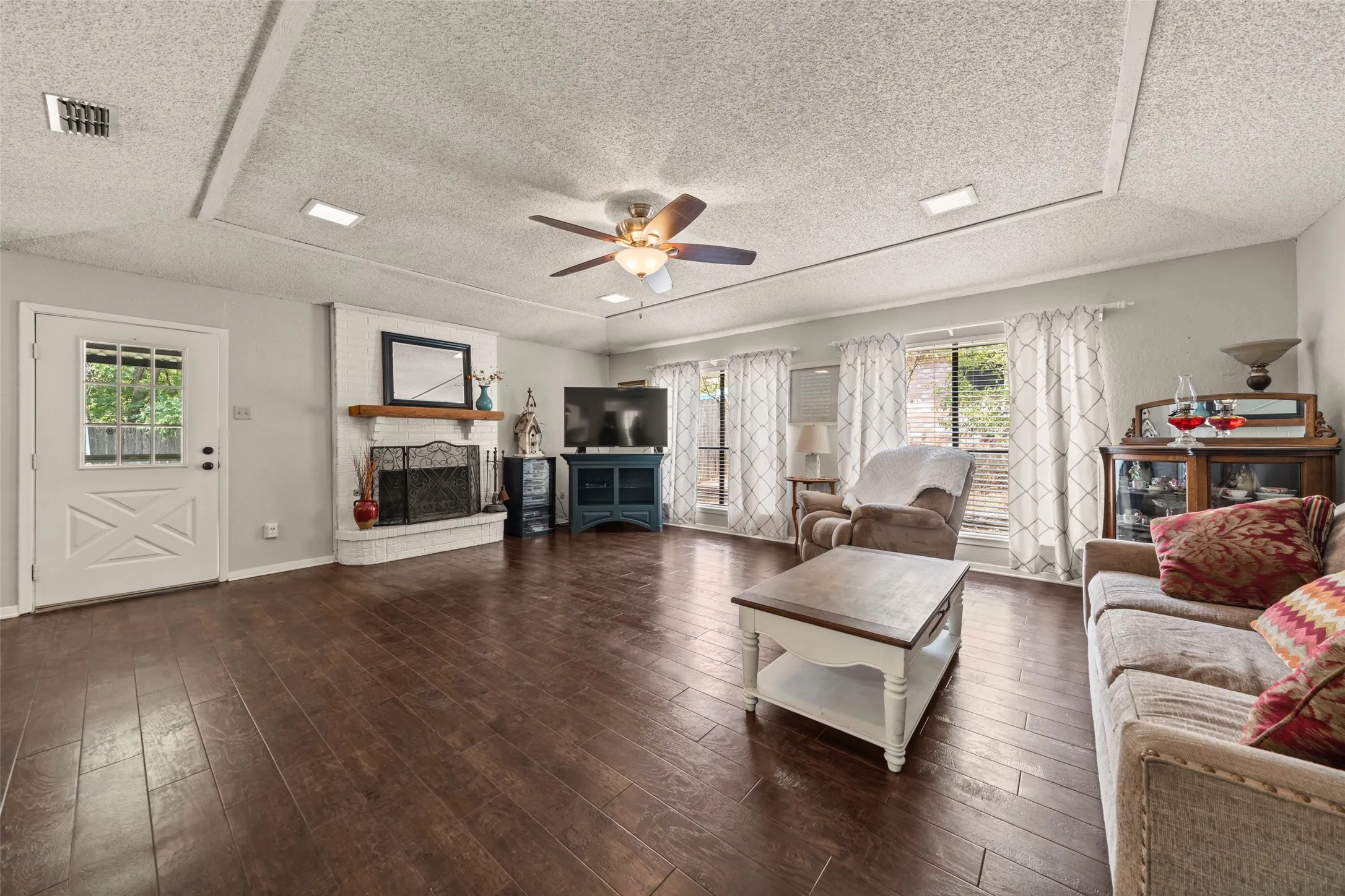 Single Family Residence For Sale in Mc Lennan County , 406 Ocampo Court, Waco, Texas 76708, 3 Bedroom, 2 Bathroom, 2 Garage spaces, 1,729 Sqft, built in 1981, mls#21371081, Real Estate Agent in Waco, Homes For Sale in Mc Lennan county, Homes For Sale in Waco, Realtor in Waco Texas, Real Estate Brokerage Independent Realty Texas, Luminita Cordes Realtor