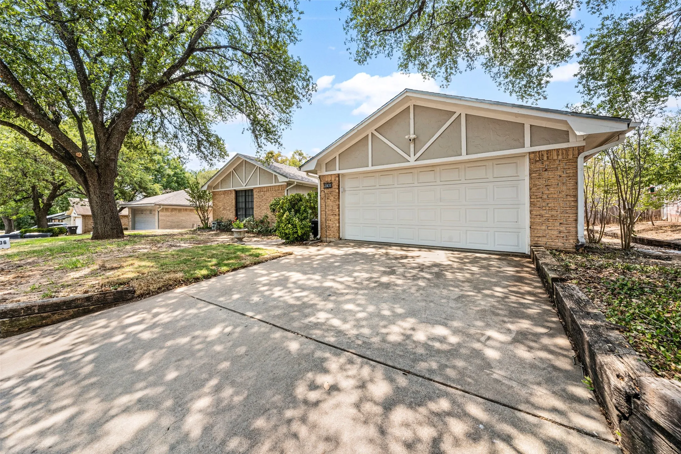 Single Family Residence For Sale in Mc Lennan County , 406 Ocampo Court, Waco, Texas 76708, 3 Bedroom, 2 Bathroom, 2 Garage spaces, 1,729 Sqft, built in 1981, mls#21371081, Real Estate Agent in Waco, Homes For Sale in Mc Lennan county, Homes For Sale in Waco, Realtor in Waco Texas, Real Estate Brokerage Independent Realty Texas, Luminita Cordes Realtor