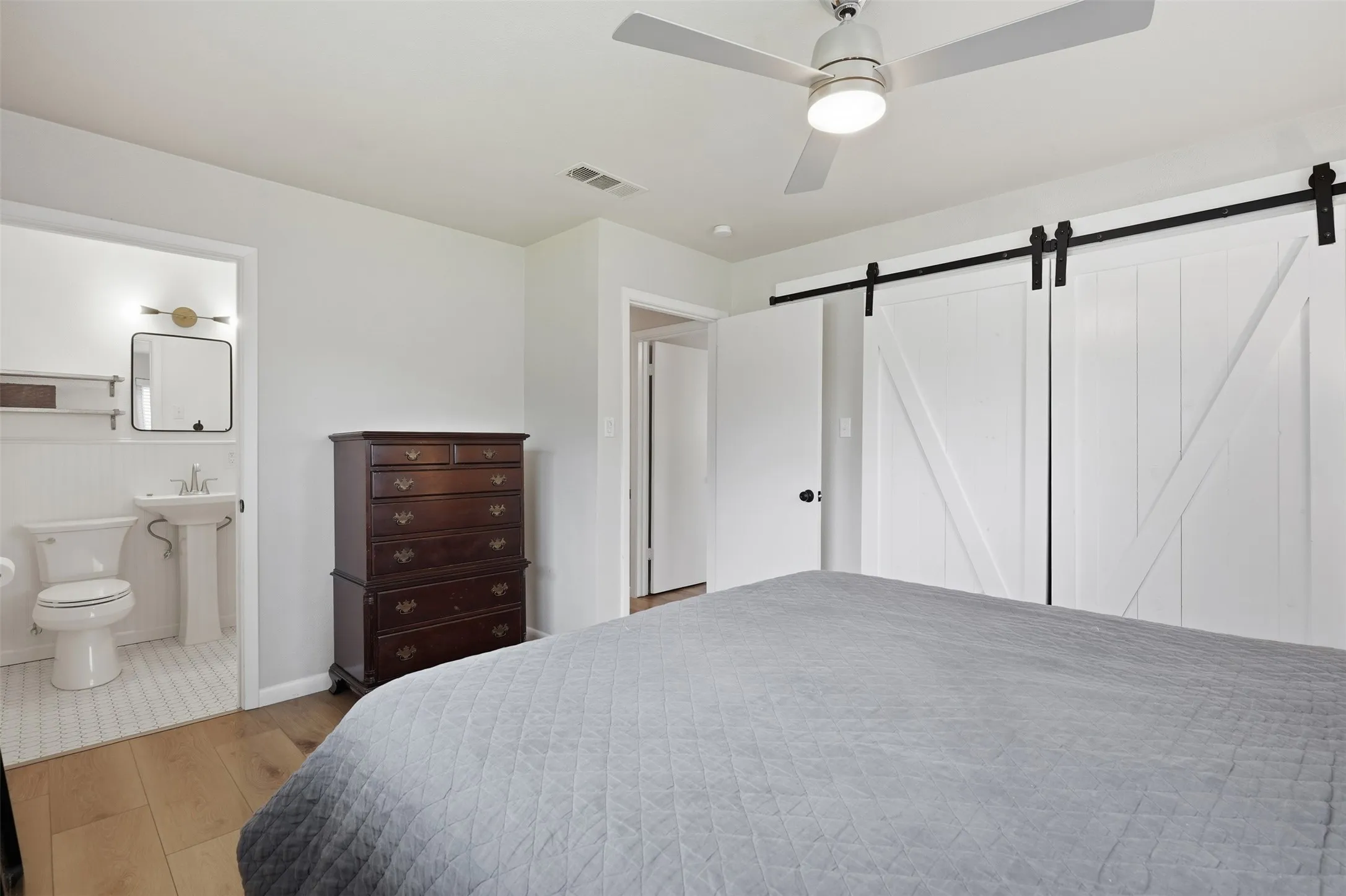 Single Family Residence For Sale in Tarrant County , 6908 Wycliff Street, Fort Worth, Texas 76116, 3 Bedroom, 2 Bathroom, 2 Garage spaces, 1,675 Sqft, built in 1960, mls#21356542, Real Estate Agent in Fort Worth, Homes For Sale in Tarrant county, Homes For Sale in Fort Worth, Realtor in Fort Worth Texas, Real Estate Brokerage Independent Realty Texas, Luminita Cordes Realtor