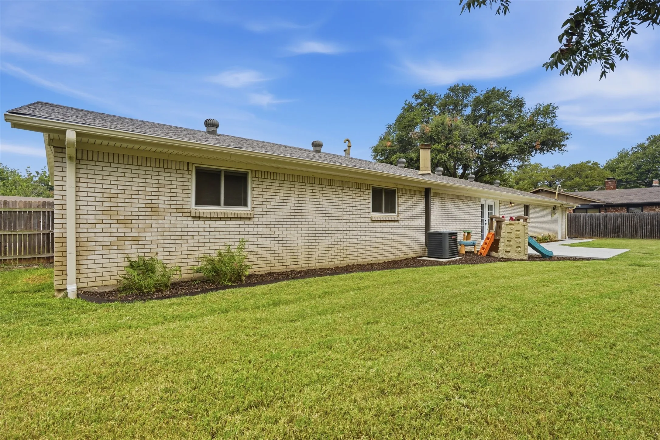 Single Family Residence For Sale in Tarrant County , 6908 Wycliff Street, Fort Worth, Texas 76116, 3 Bedroom, 2 Bathroom, 2 Garage spaces, 1,675 Sqft, built in 1960, mls#21356542, Real Estate Agent in Fort Worth, Homes For Sale in Tarrant county, Homes For Sale in Fort Worth, Realtor in Fort Worth Texas, Real Estate Brokerage Independent Realty Texas, Luminita Cordes Realtor