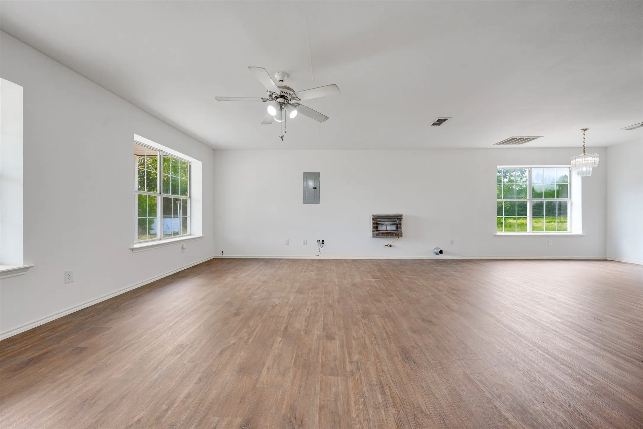 Single Family Residence For Sale in Red River (TX) County , 14496 Texas Highway 37 S, Bogata, Texas 75417, 3 Bedroom, 2 Bathroom, Garage spaces, 2,064 Sqft, built in 1995, mls#21371643, Real Estate Agent in Bogata, Homes For Sale in Red River (TX) county, Homes For Sale in Bogata, Realtor in Bogata Texas, Real Estate Brokerage Independent Realty Texas, Luminita Cordes Realtor