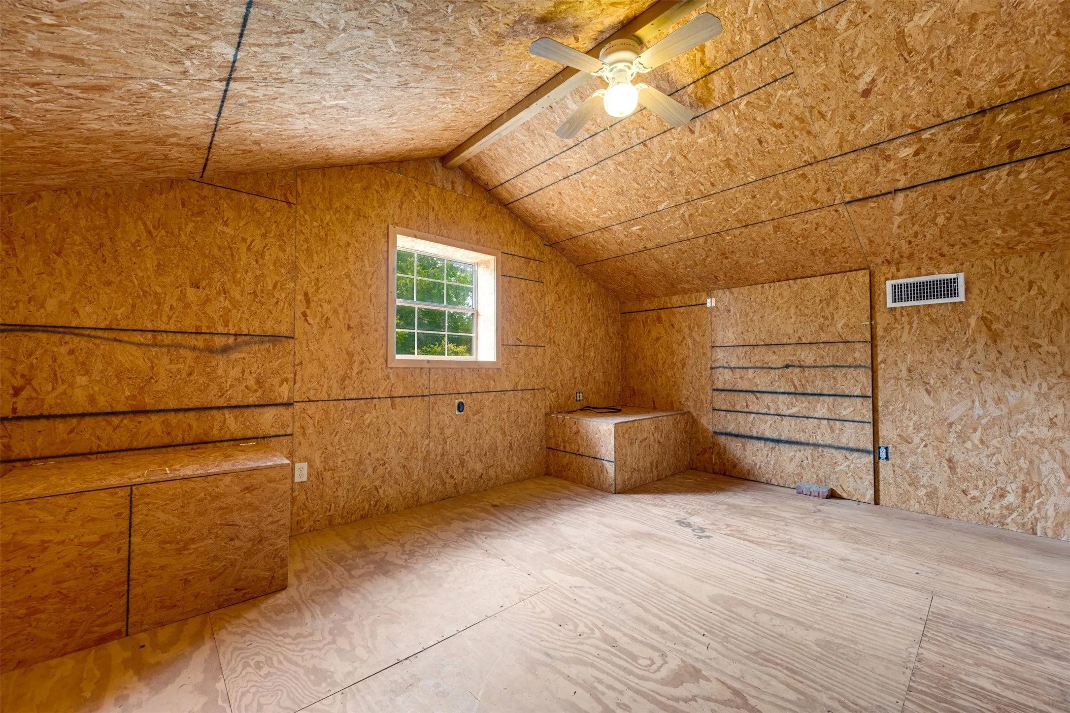 Single Family Residence For Sale in Red River (TX) County , 14496 Texas Highway 37 S, Bogata, Texas 75417, 3 Bedroom, 2 Bathroom, Garage spaces, 2,064 Sqft, built in 1995, mls#21371643, Real Estate Agent in Bogata, Homes For Sale in Red River (TX) county, Homes For Sale in Bogata, Realtor in Bogata Texas, Real Estate Brokerage Independent Realty Texas, Luminita Cordes Realtor