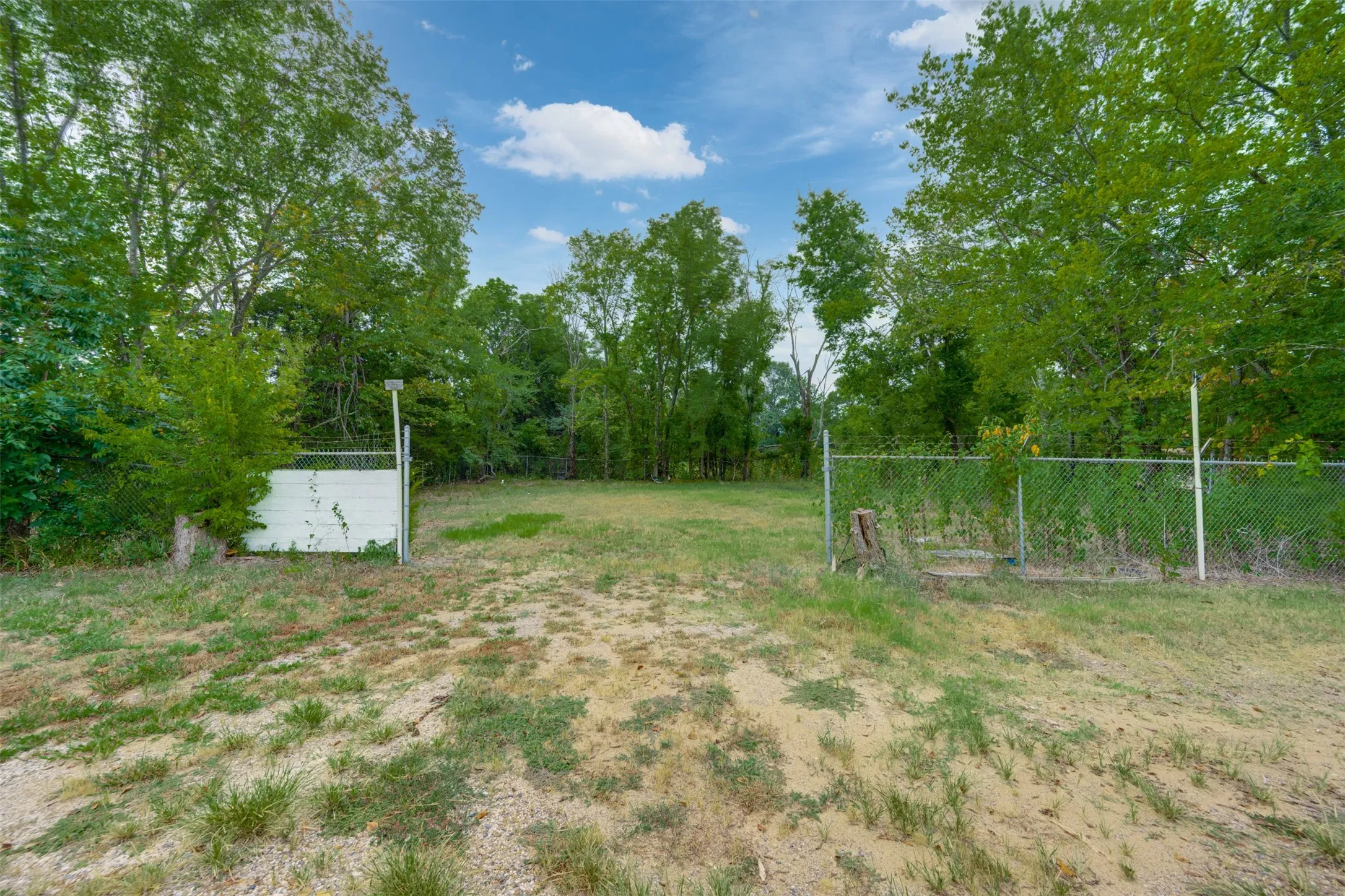 Single Family Residence For Sale in Red River (TX) County , 14496 Texas Highway 37 S, Bogata, Texas 75417, 3 Bedroom, 2 Bathroom, Garage spaces, 2,064 Sqft, built in 1995, mls#21371643, Real Estate Agent in Bogata, Homes For Sale in Red River (TX) county, Homes For Sale in Bogata, Realtor in Bogata Texas, Real Estate Brokerage Independent Realty Texas, Luminita Cordes Realtor