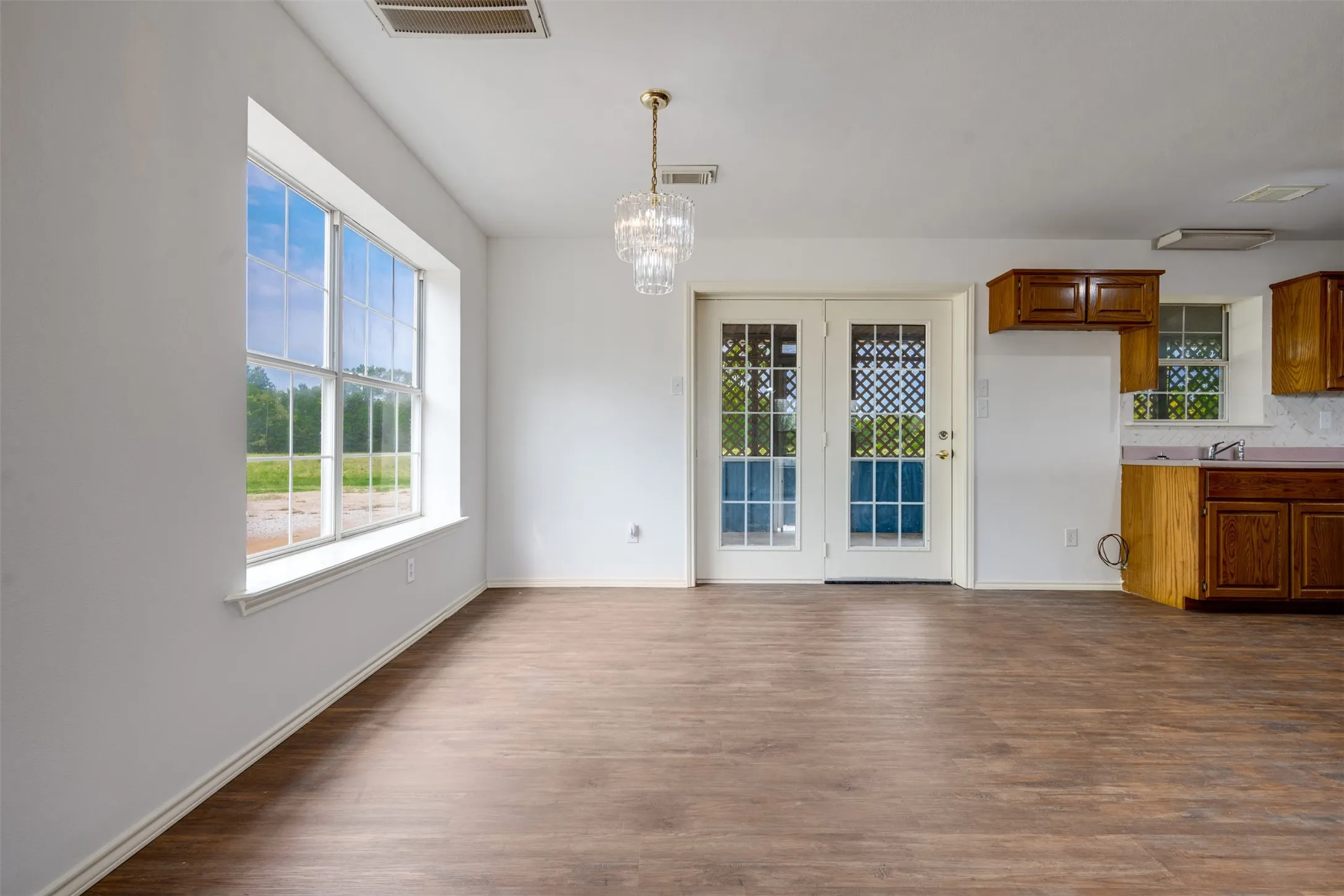 Single Family Residence For Sale in Red River (TX) County , 14496 Texas Highway 37 S, Bogata, Texas 75417, 3 Bedroom, 2 Bathroom, Garage spaces, 2,064 Sqft, built in 1995, mls#21371643, Real Estate Agent in Bogata, Homes For Sale in Red River (TX) county, Homes For Sale in Bogata, Realtor in Bogata Texas, Real Estate Brokerage Independent Realty Texas, Luminita Cordes Realtor
