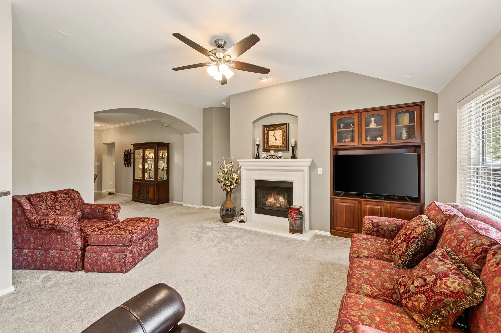Single Family Residence For Sale in Tarrant County , 829 Sequoia Way, Saginaw, Texas 76131, 3 Bedroom, 2 Bathroom, 3 Garage spaces, 1,604 Sqft, built in 2005, mls#21368991, Real Estate Agent in Saginaw, Homes For Sale in Tarrant county, Homes For Sale in Saginaw, Realtor in Saginaw Texas, Real Estate Brokerage Independent Realty Texas, Luminita Cordes Realtor