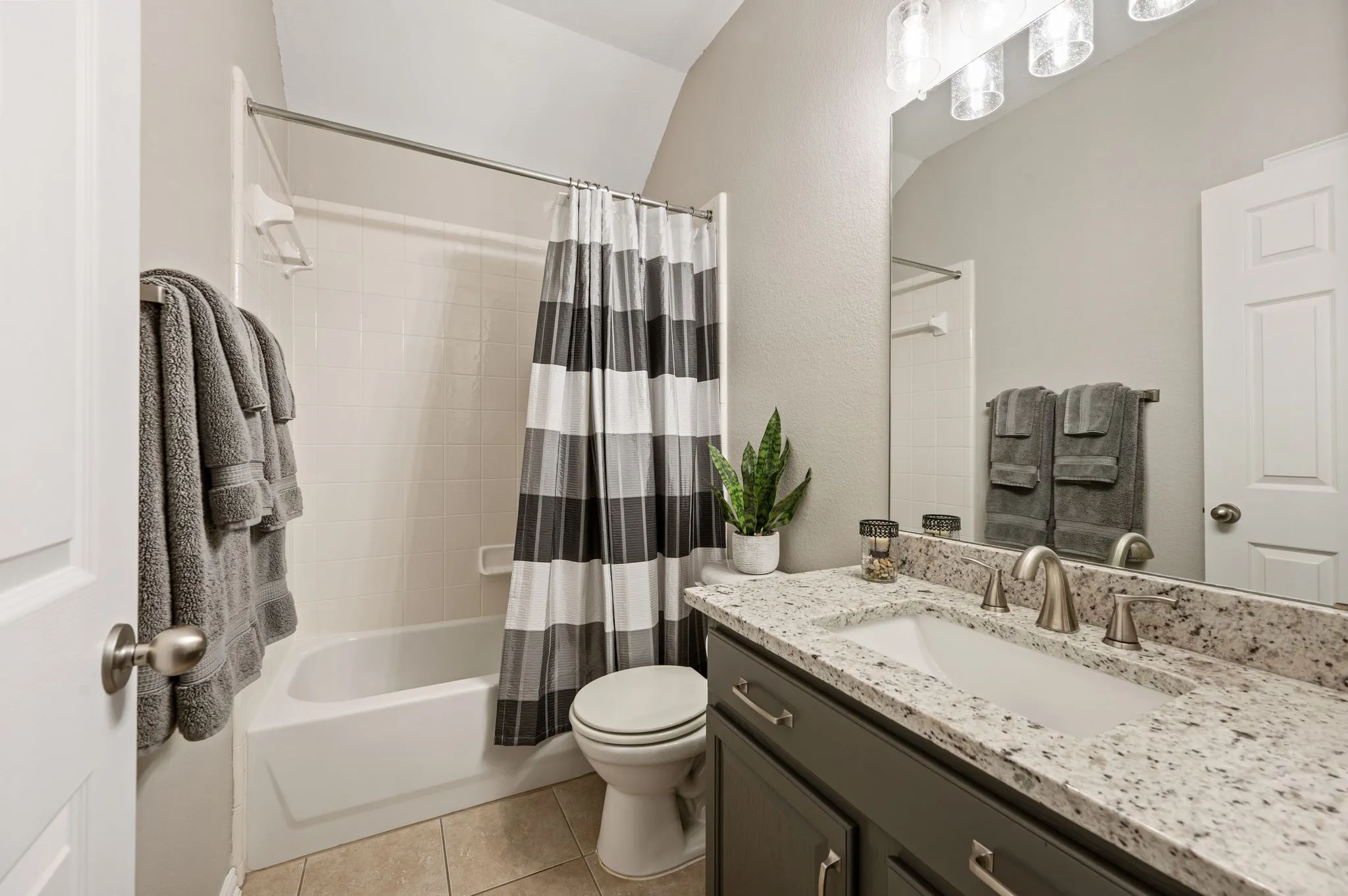 Single Family Residence For Sale in Tarrant County , 829 Sequoia Way, Saginaw, Texas 76131, 3 Bedroom, 2 Bathroom, 3 Garage spaces, 1,604 Sqft, built in 2005, mls#21368991, Real Estate Agent in Saginaw, Homes For Sale in Tarrant county, Homes For Sale in Saginaw, Realtor in Saginaw Texas, Real Estate Brokerage Independent Realty Texas, Luminita Cordes Realtor