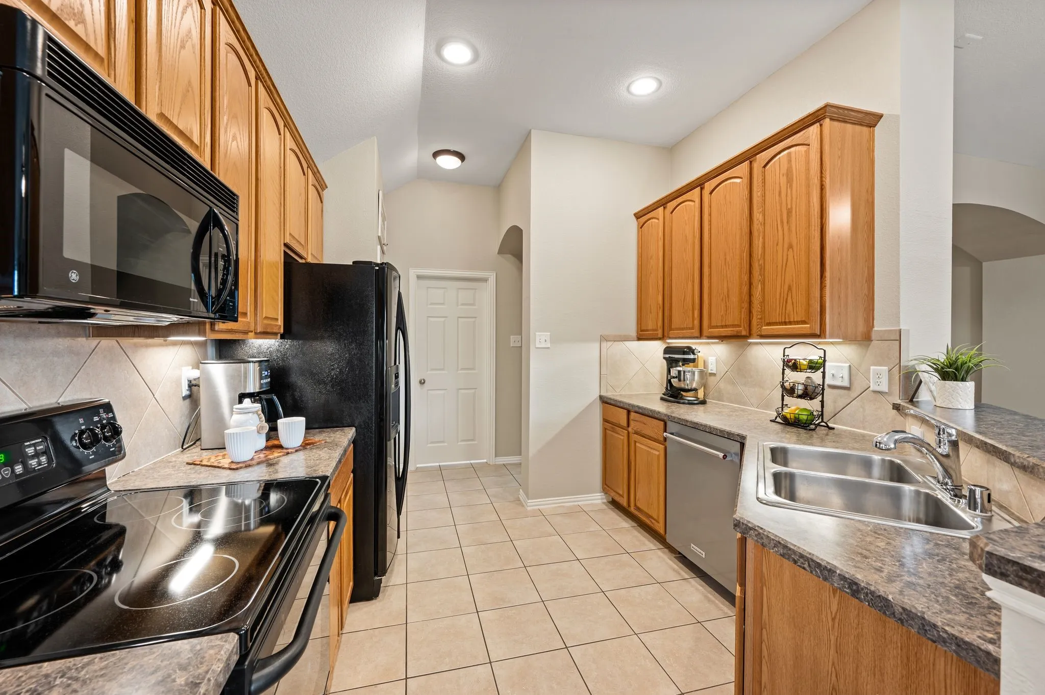 Single Family Residence For Sale in Tarrant County , 829 Sequoia Way, Saginaw, Texas 76131, 3 Bedroom, 2 Bathroom, 3 Garage spaces, 1,604 Sqft, built in 2005, mls#21368991, Real Estate Agent in Saginaw, Homes For Sale in Tarrant county, Homes For Sale in Saginaw, Realtor in Saginaw Texas, Real Estate Brokerage Independent Realty Texas, Luminita Cordes Realtor
