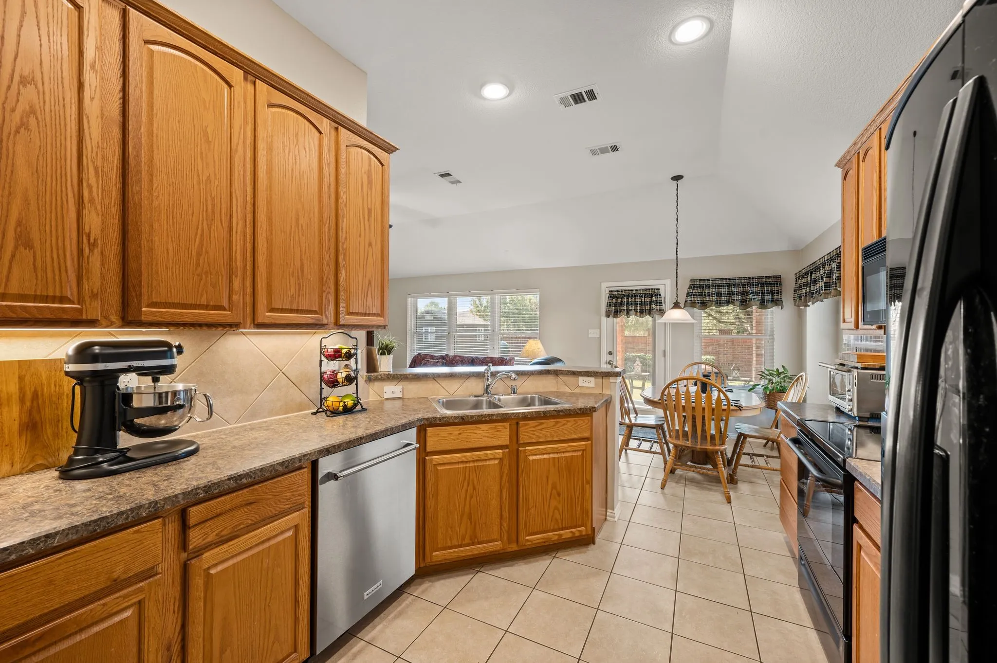Single Family Residence For Sale in Tarrant County , 829 Sequoia Way, Saginaw, Texas 76131, 3 Bedroom, 2 Bathroom, 3 Garage spaces, 1,604 Sqft, built in 2005, mls#21368991, Real Estate Agent in Saginaw, Homes For Sale in Tarrant county, Homes For Sale in Saginaw, Realtor in Saginaw Texas, Real Estate Brokerage Independent Realty Texas, Luminita Cordes Realtor