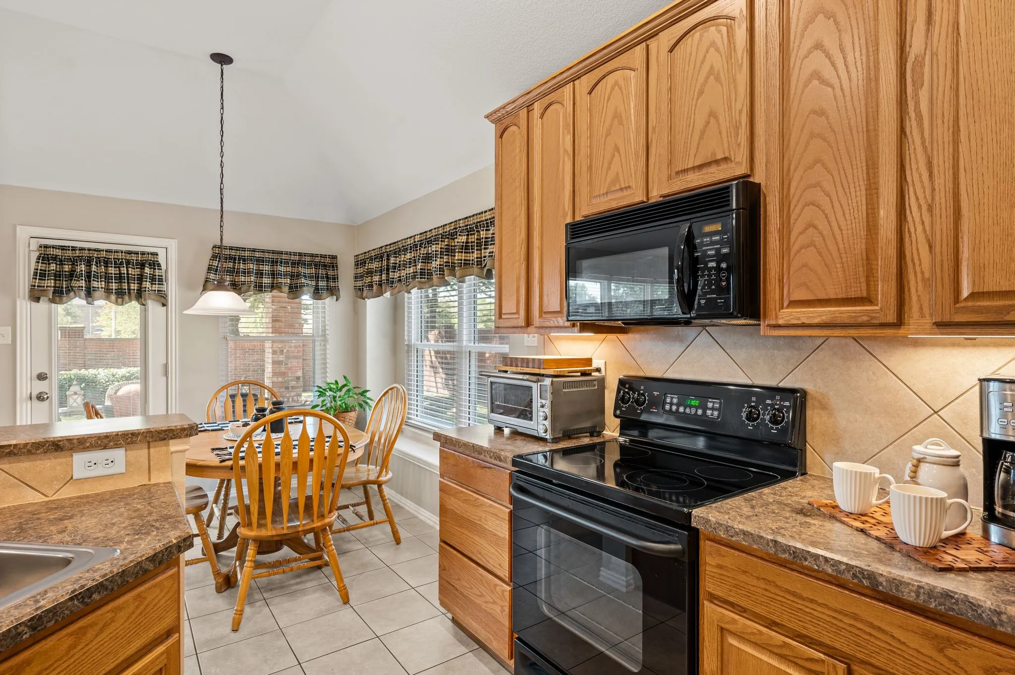 Single Family Residence For Sale in Tarrant County , 829 Sequoia Way, Saginaw, Texas 76131, 3 Bedroom, 2 Bathroom, 3 Garage spaces, 1,604 Sqft, built in 2005, mls#21368991, Real Estate Agent in Saginaw, Homes For Sale in Tarrant county, Homes For Sale in Saginaw, Realtor in Saginaw Texas, Real Estate Brokerage Independent Realty Texas, Luminita Cordes Realtor