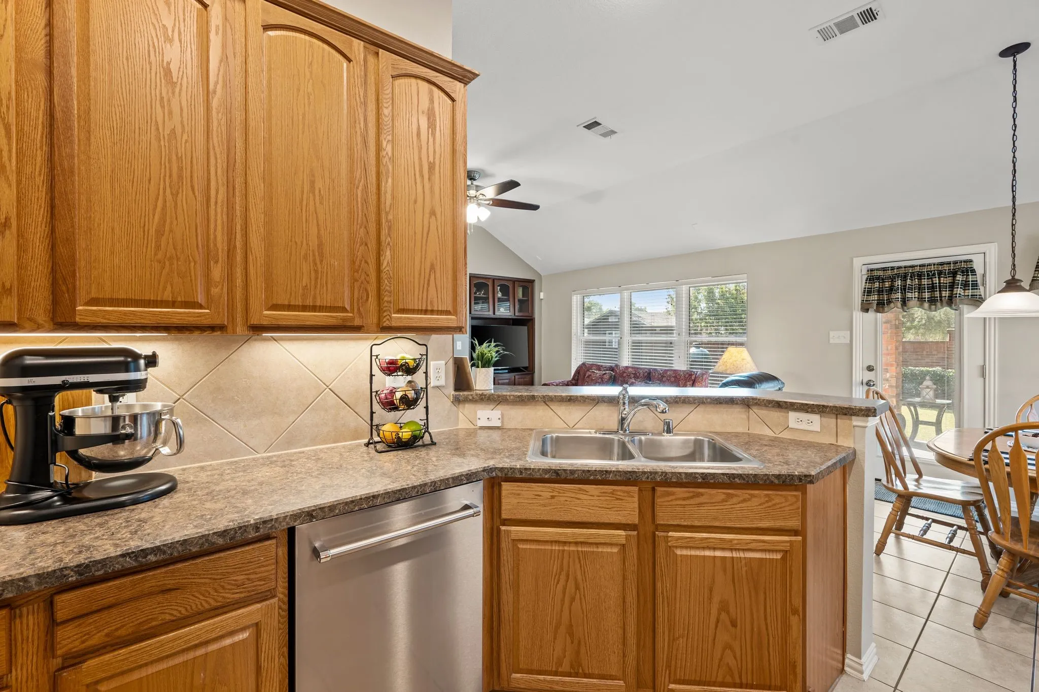 Single Family Residence For Sale in Tarrant County , 829 Sequoia Way, Saginaw, Texas 76131, 3 Bedroom, 2 Bathroom, 3 Garage spaces, 1,604 Sqft, built in 2005, mls#21368991, Real Estate Agent in Saginaw, Homes For Sale in Tarrant county, Homes For Sale in Saginaw, Realtor in Saginaw Texas, Real Estate Brokerage Independent Realty Texas, Luminita Cordes Realtor
