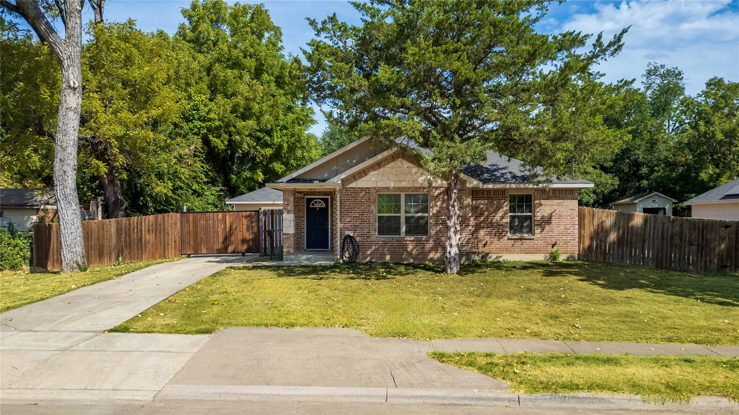 Single Family Residence For Rent in Dallas County , 2433 56th Street, Dallas, Texas 75241, 4 Bedroom, 2 Bathroom, 2 Garage spaces, 1,505 Sqft, built in 2018, mls#21369231, Real Estate Agent in Dallas, Homes For Rent in Dallas county, Homes For Rent in Dallas, Realtor in Dallas Texas, Real Estate Brokerage Independent Realty Texas, Luminita Cordes Realtor