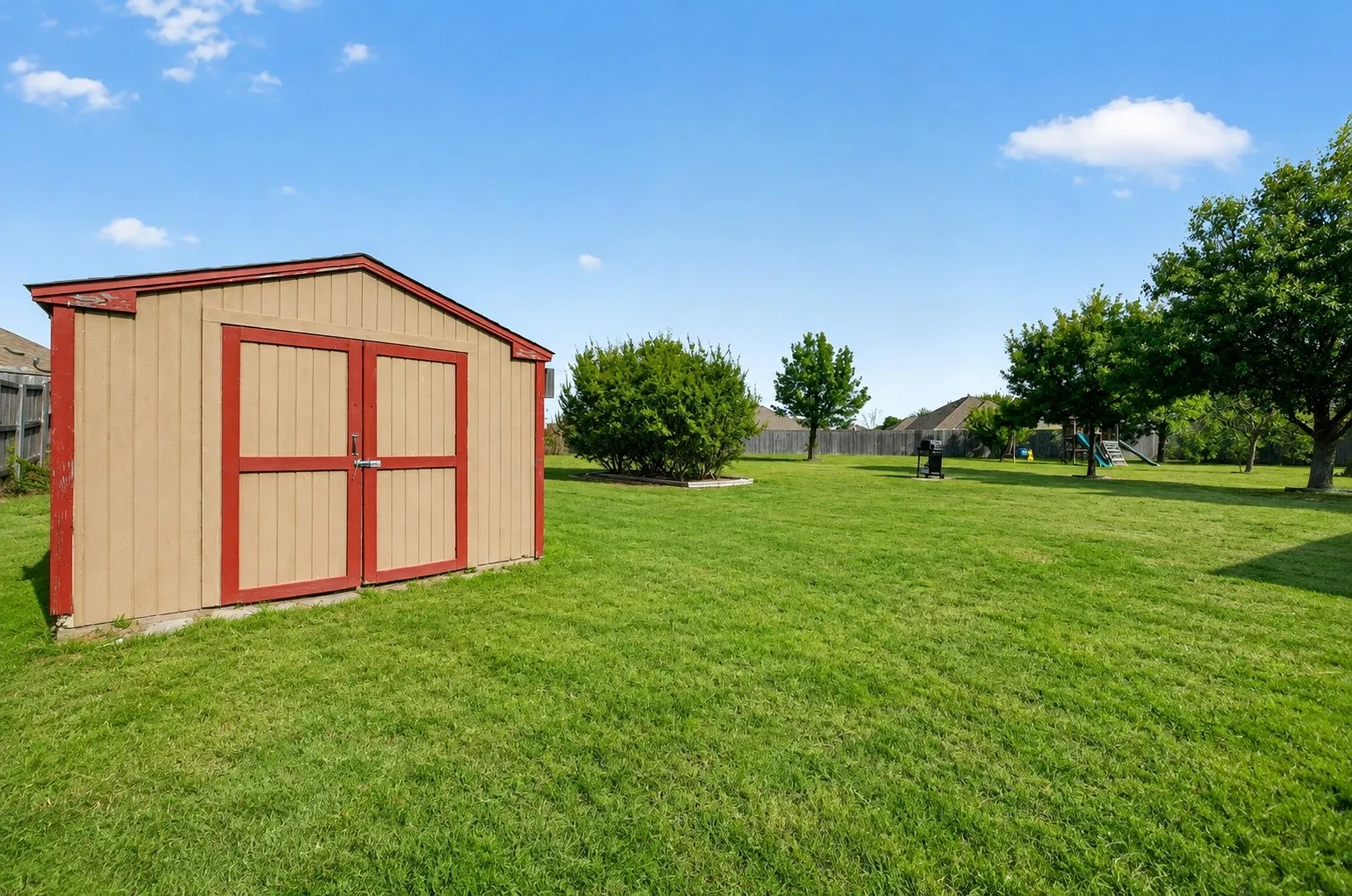Single Family Residence For Sale in Kaufman County , 317 Long Prairie Drive, Forney, Texas 75126, 4 Bedroom, 2 Bathroom, 2 Garage spaces, 2,250 Sqft, built in 2003, mls#21371670, Real Estate Agent in Forney, Homes For Sale in Kaufman county, Homes For Sale in Forney, Realtor in Forney Texas, Real Estate Brokerage Independent Realty Texas, Luminita Cordes Realtor