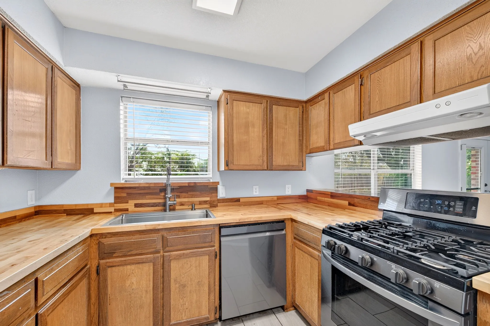 Single Family Residence For Sale in Tarrant County , 6401 Greenfield Court, Watauga, Texas 76148, 3 Bedroom, 2 Bathroom, 2 Garage spaces, 1,534 Sqft, built in 1983, mls#21370979, Real Estate Agent in Watauga, Homes For Sale in Tarrant county, Homes For Sale in Watauga, Realtor in Watauga Texas, Real Estate Brokerage Independent Realty Texas, Luminita Cordes Realtor