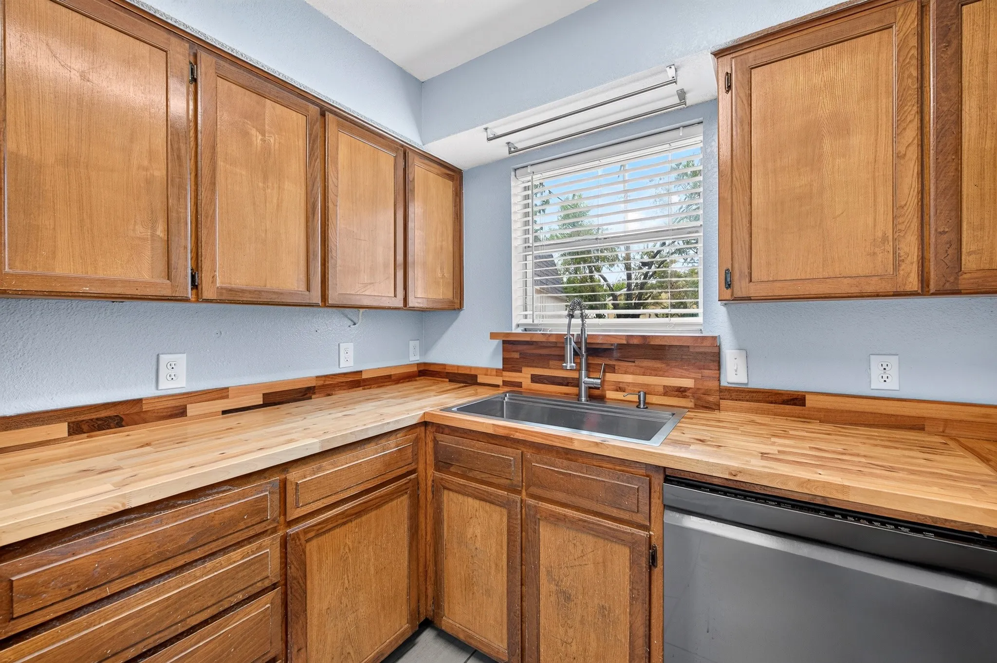Single Family Residence For Sale in Tarrant County , 6401 Greenfield Court, Watauga, Texas 76148, 3 Bedroom, 2 Bathroom, 2 Garage spaces, 1,534 Sqft, built in 1983, mls#21370979, Real Estate Agent in Watauga, Homes For Sale in Tarrant county, Homes For Sale in Watauga, Realtor in Watauga Texas, Real Estate Brokerage Independent Realty Texas, Luminita Cordes Realtor