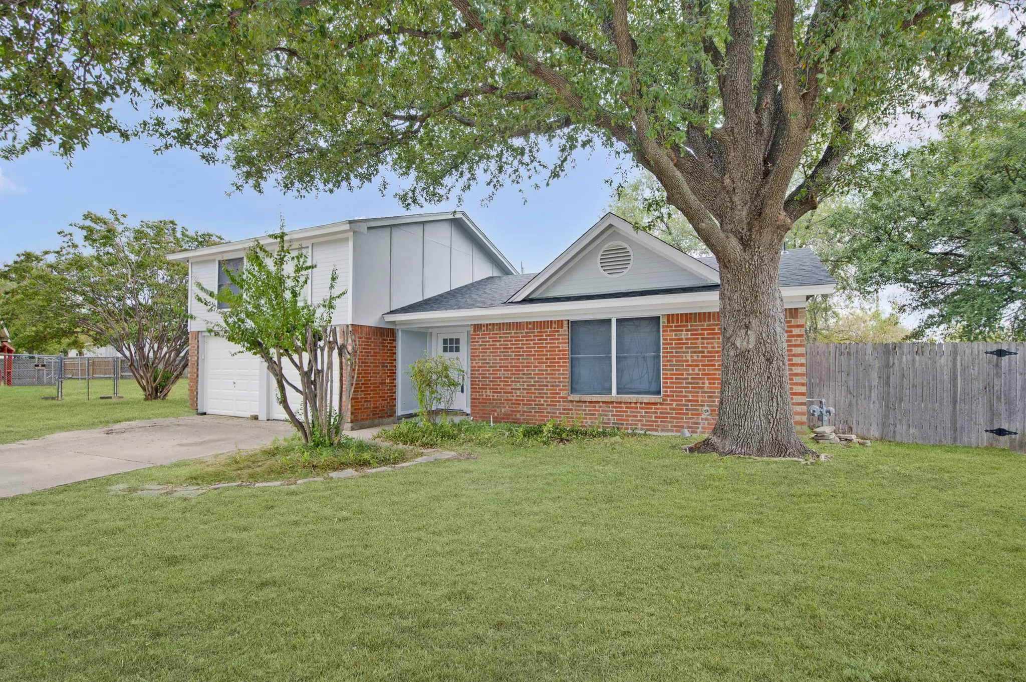 Single Family Residence For Sale in Tarrant County , 6401 Greenfield Court, Watauga, Texas 76148, 3 Bedroom, 2 Bathroom, 2 Garage spaces, 1,534 Sqft, built in 1983, mls#21370979, Real Estate Agent in Watauga, Homes For Sale in Tarrant county, Homes For Sale in Watauga, Realtor in Watauga Texas, Real Estate Brokerage Independent Realty Texas, Luminita Cordes Realtor