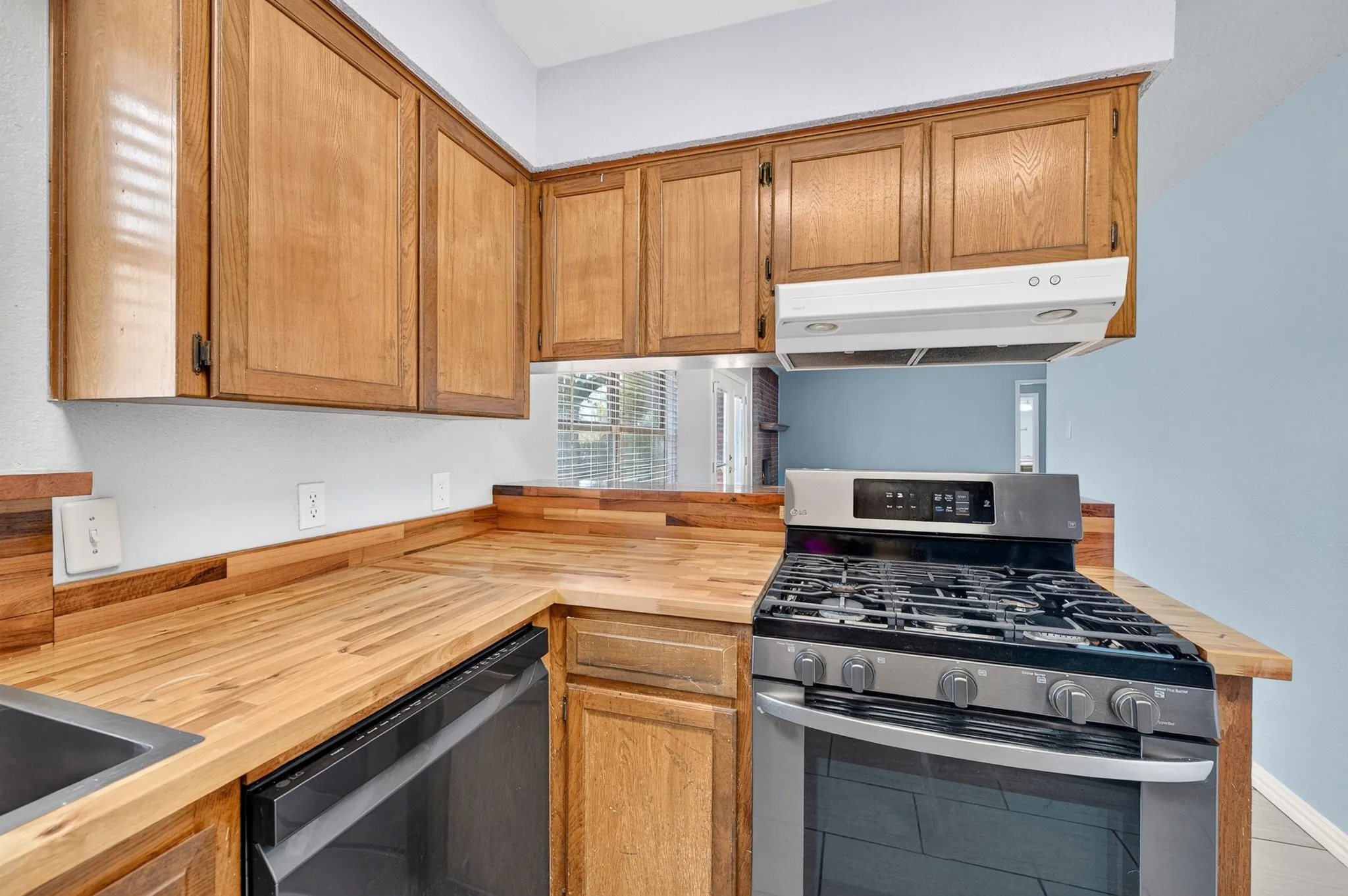 Single Family Residence For Sale in Tarrant County , 6401 Greenfield Court, Watauga, Texas 76148, 3 Bedroom, 2 Bathroom, 2 Garage spaces, 1,534 Sqft, built in 1983, mls#21370979, Real Estate Agent in Watauga, Homes For Sale in Tarrant county, Homes For Sale in Watauga, Realtor in Watauga Texas, Real Estate Brokerage Independent Realty Texas, Luminita Cordes Realtor