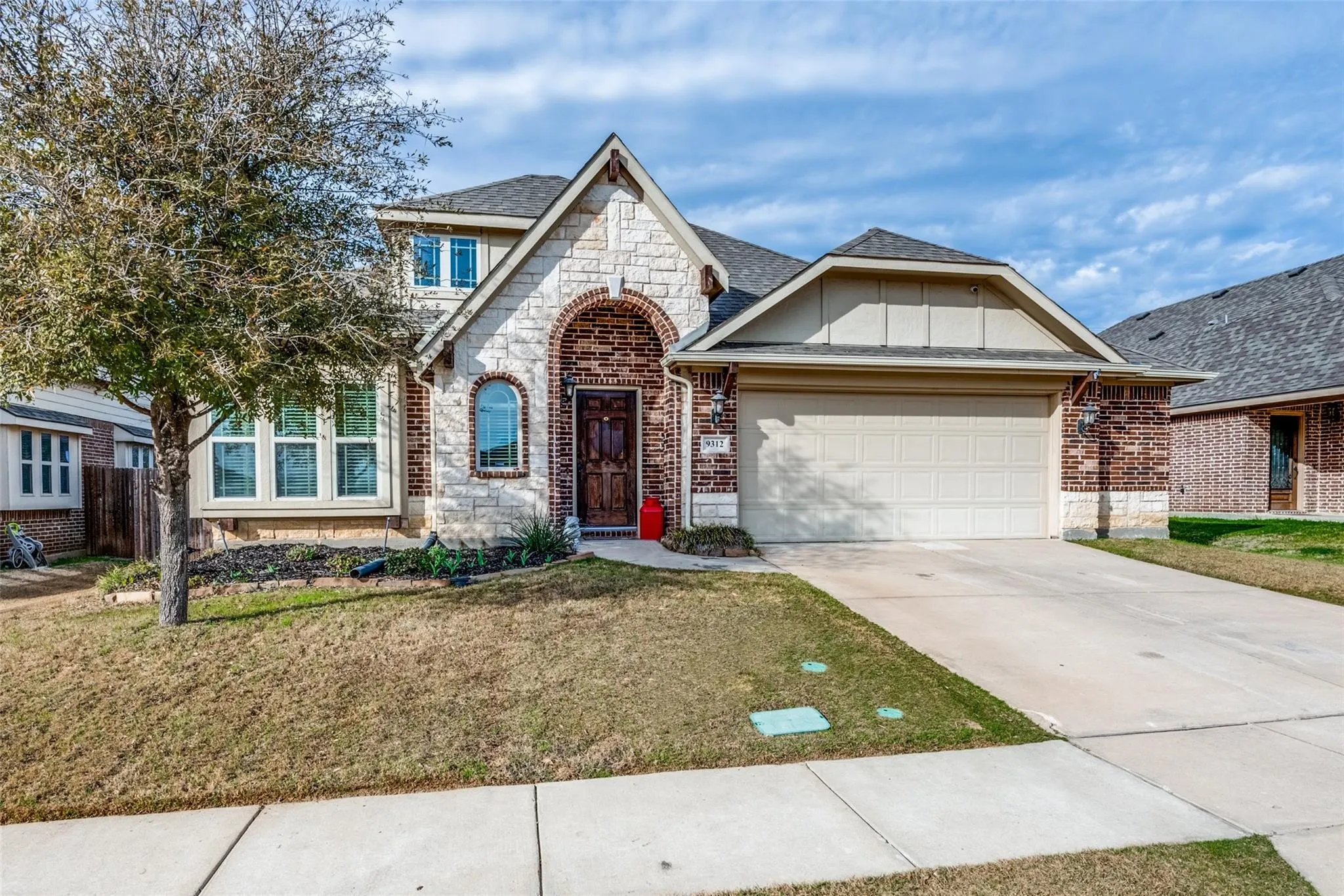 Single Family Residence For Sale in Denton County , 9312 Wellington Drive, Little Elm, Texas 75068, 4 Bedroom, 3 Bathroom, 2 Garage spaces, 2,461 Sqft, built in 2015, mls#21367827, Real Estate Agent in Little Elm, Homes For Sale in Denton county, Homes For Sale in Little Elm, Realtor in Little Elm Texas, Real Estate Brokerage Independent Realty Texas, Luminita Cordes Realtor