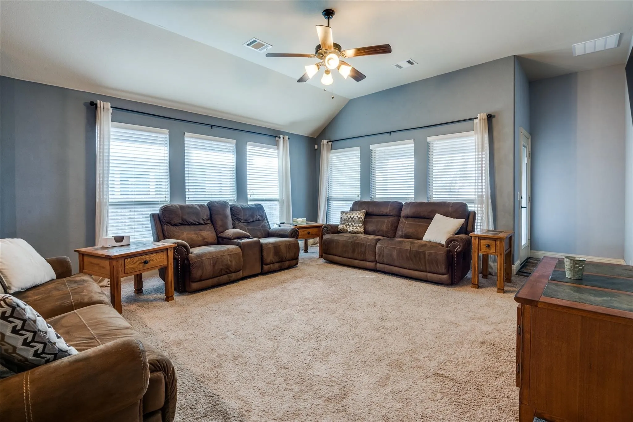 Single Family Residence For Sale in Denton County , 9312 Wellington Drive, Little Elm, Texas 75068, 4 Bedroom, 3 Bathroom, 2 Garage spaces, 2,461 Sqft, built in 2015, mls#21367827, Real Estate Agent in Little Elm, Homes For Sale in Denton county, Homes For Sale in Little Elm, Realtor in Little Elm Texas, Real Estate Brokerage Independent Realty Texas, Luminita Cordes Realtor
