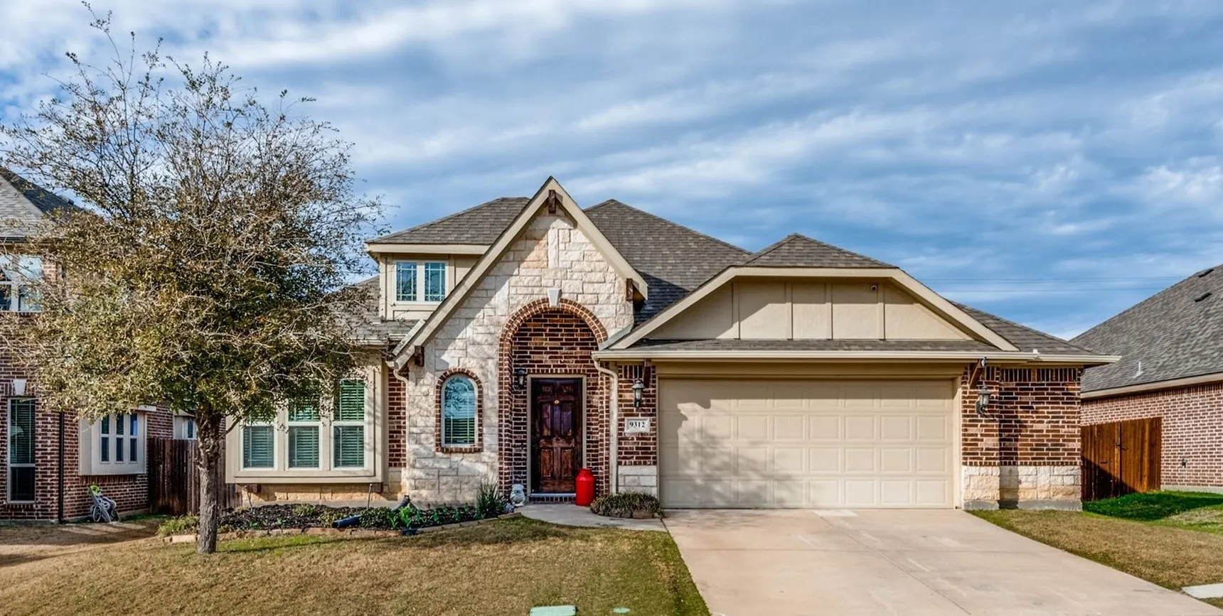 Single Family Residence For Sale in Denton County , 9312 Wellington Drive, Little Elm, Texas 75068, 4 Bedroom, 3 Bathroom, 2 Garage spaces, 2,461 Sqft, built in 2015, mls#21367827, Real Estate Agent in Little Elm, Homes For Sale in Denton county, Homes For Sale in Little Elm, Realtor in Little Elm Texas, Real Estate Brokerage Independent Realty Texas, Luminita Cordes Realtor